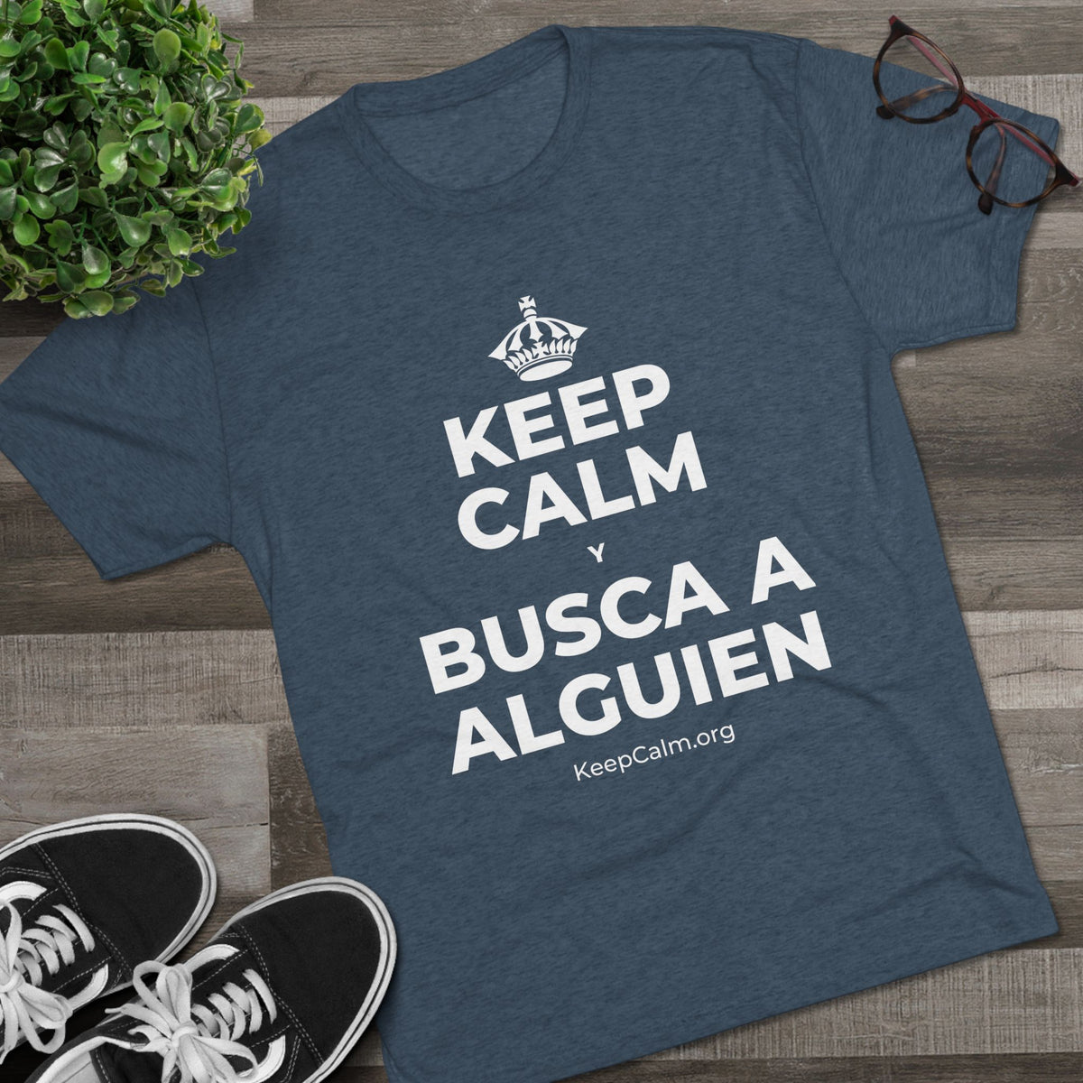 KEEP CALM Y BUSCA A ALGUIEN Tri-Blend Tee