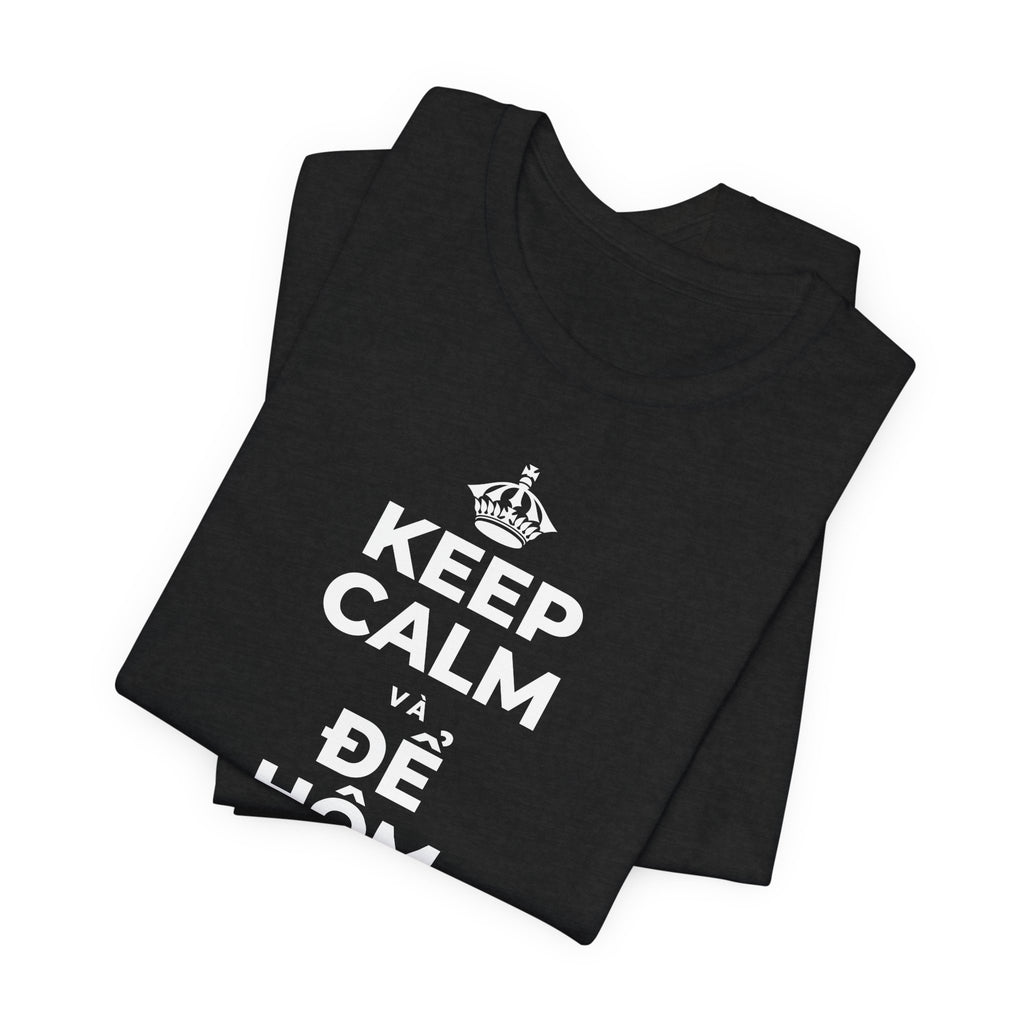 KEEP CALM VÀ ĐỂ HÔM NAY ĐƯỢC KHÓ T-Shirt (White–Asphalt)