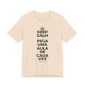 KEEP CALM E PEGA UMA AULA DE CADA VEZ T-Shirt (Soft Cream–Heather Mauve)