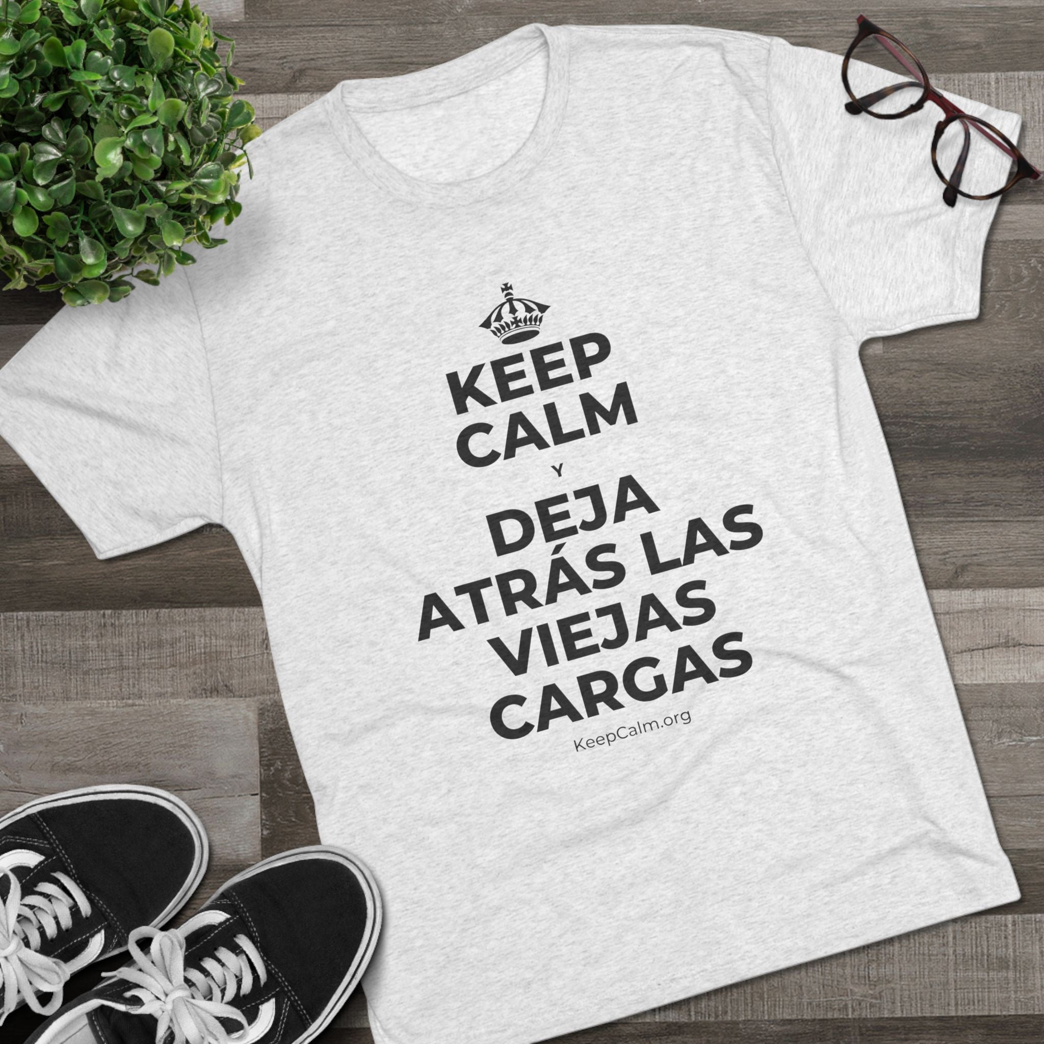 KEEP CALM Y DEJA ATRÁS LAS VIEJAS CARGAS Tri-Blend Tee