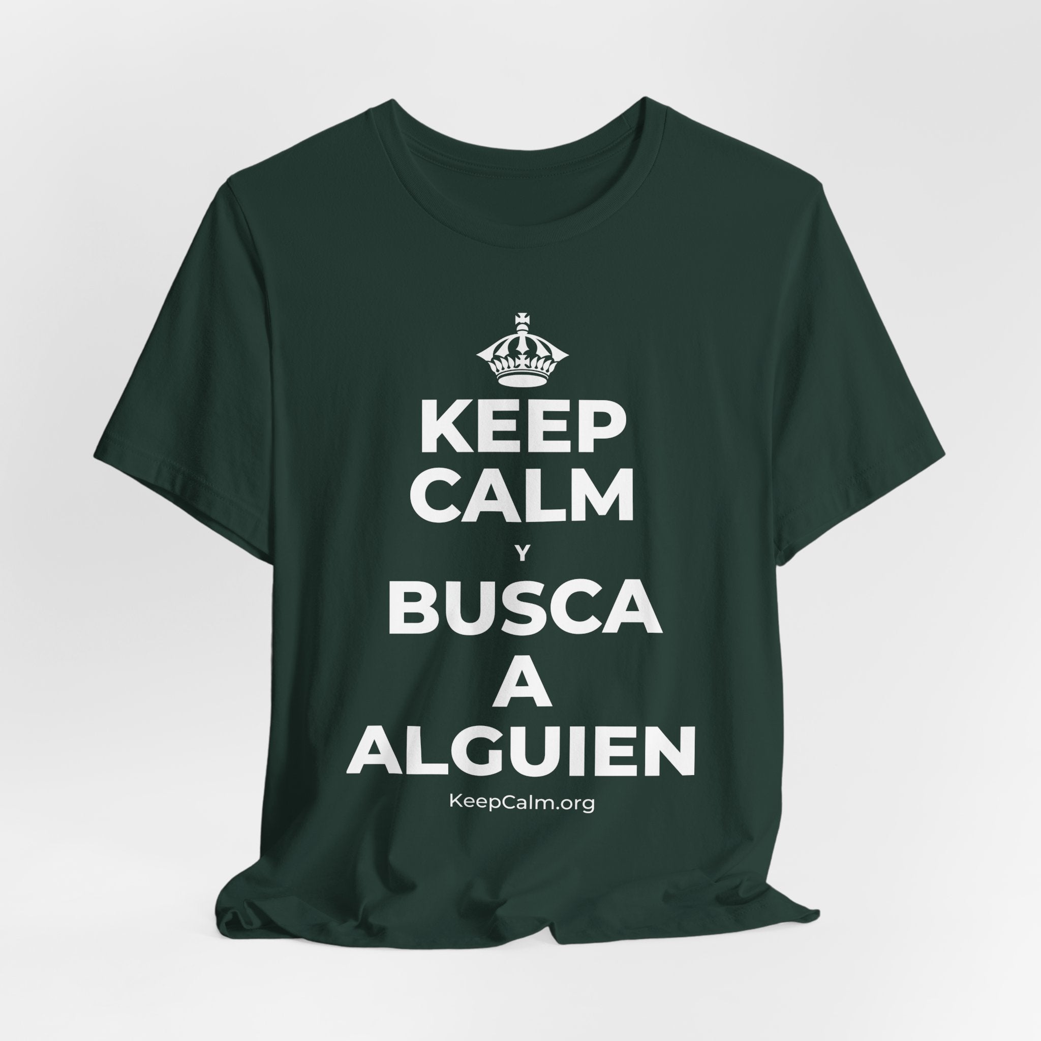 KEEP CALM Y BUSCA A ALGUIEN T-Shirt (White–Asphalt)