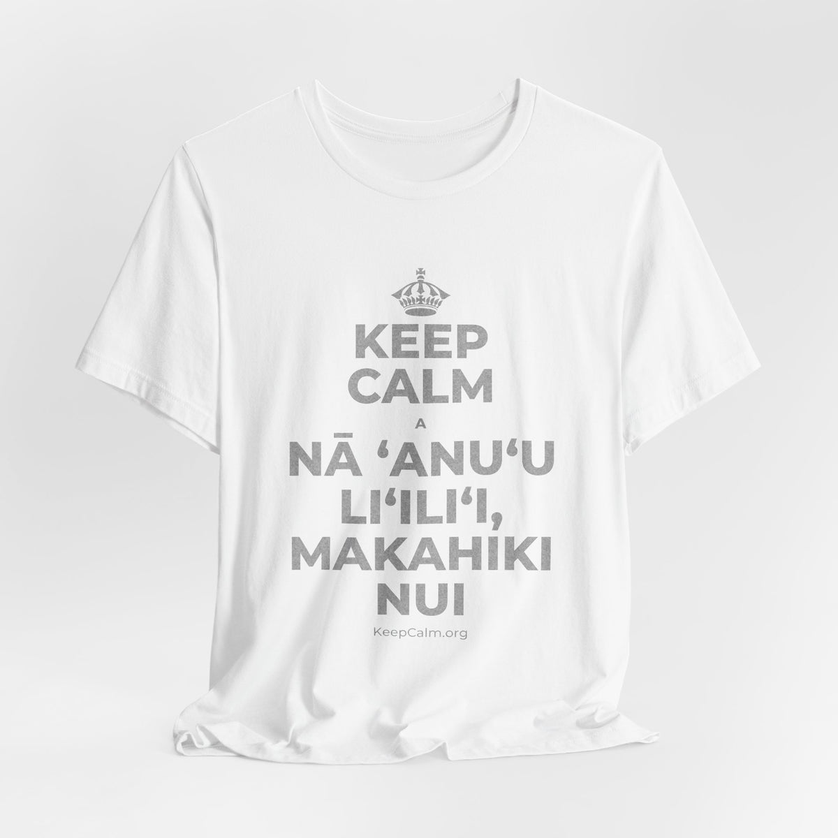 KEEP CALM A NĀ ʻANUʻU LIʻILIʻI, MAKAHIKI NUI T-Shirt (White–Asphalt)