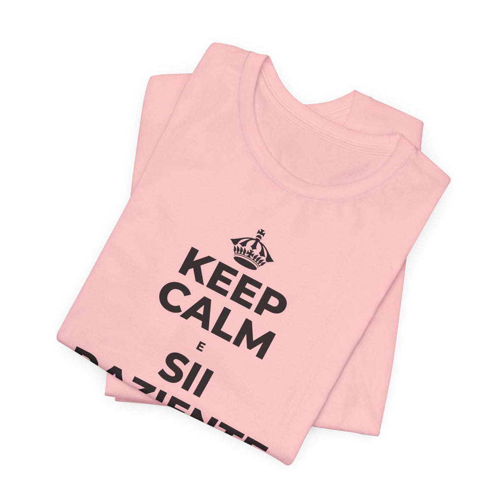 KEEP CALM E SII PAZIENTE CON LE NUOVE ABITUDINI T-Shirt (White–Asphalt)