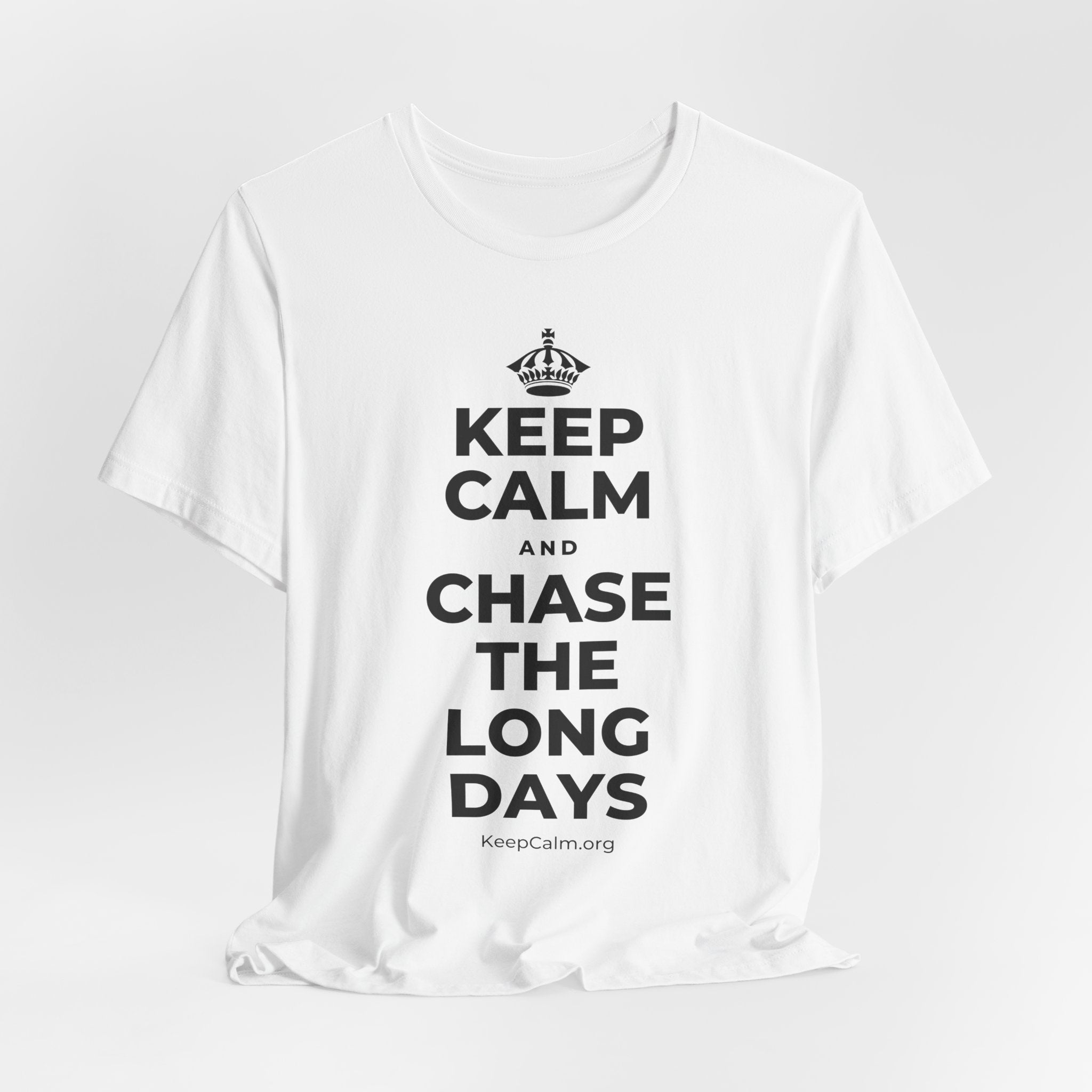 KEEP CALM AND CHASE THE LONG DAYS T-Shirt (White–Asphalt)