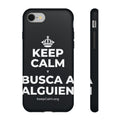 KEEP CALM Y BUSCA A ALGUIEN Phone Case (Dark)