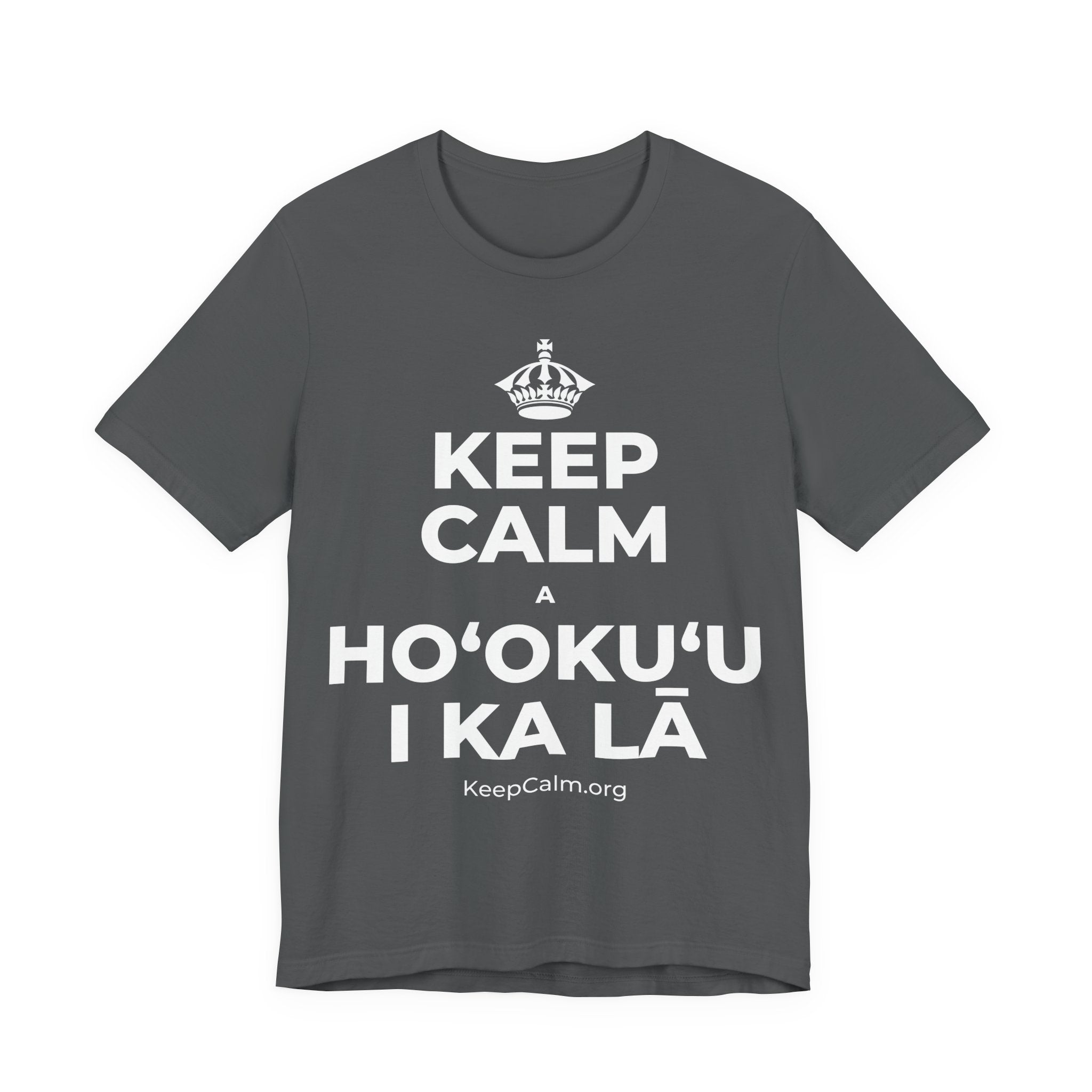 KEEP CALM A HOʻOKUʻU I KA LĀ T-Shirt (White–Asphalt)