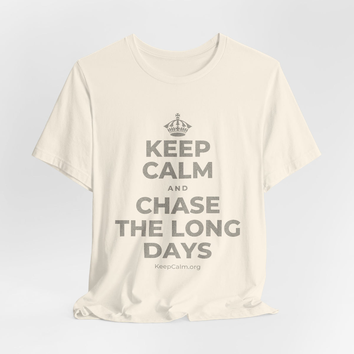 KEEP CALM AND CHASE THE LONG DAYS T-Shirt (White–Asphalt)