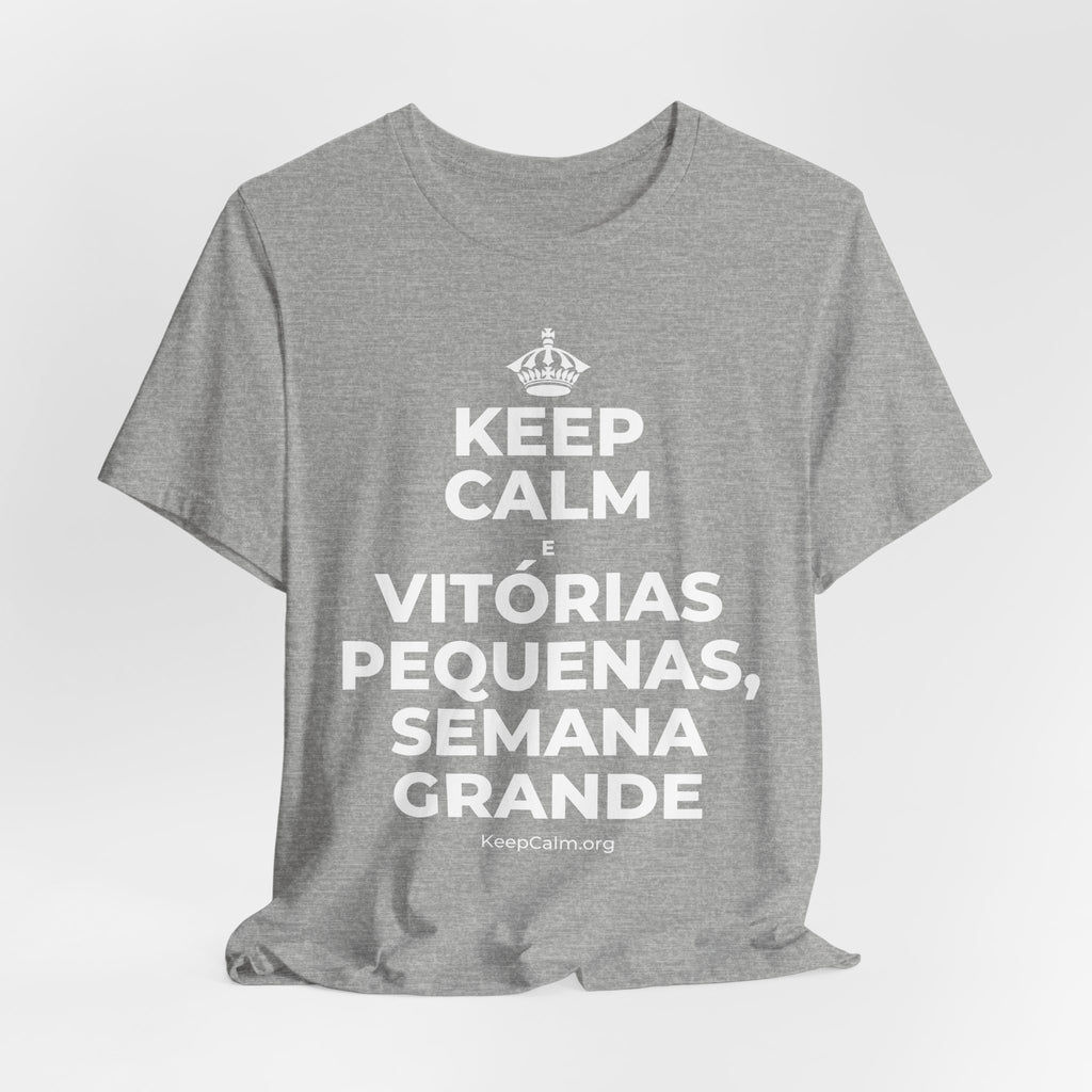 KEEP CALM E VITÓRIAS PEQUENAS, SEMANA GRANDE T-Shirt (White–Asphalt)