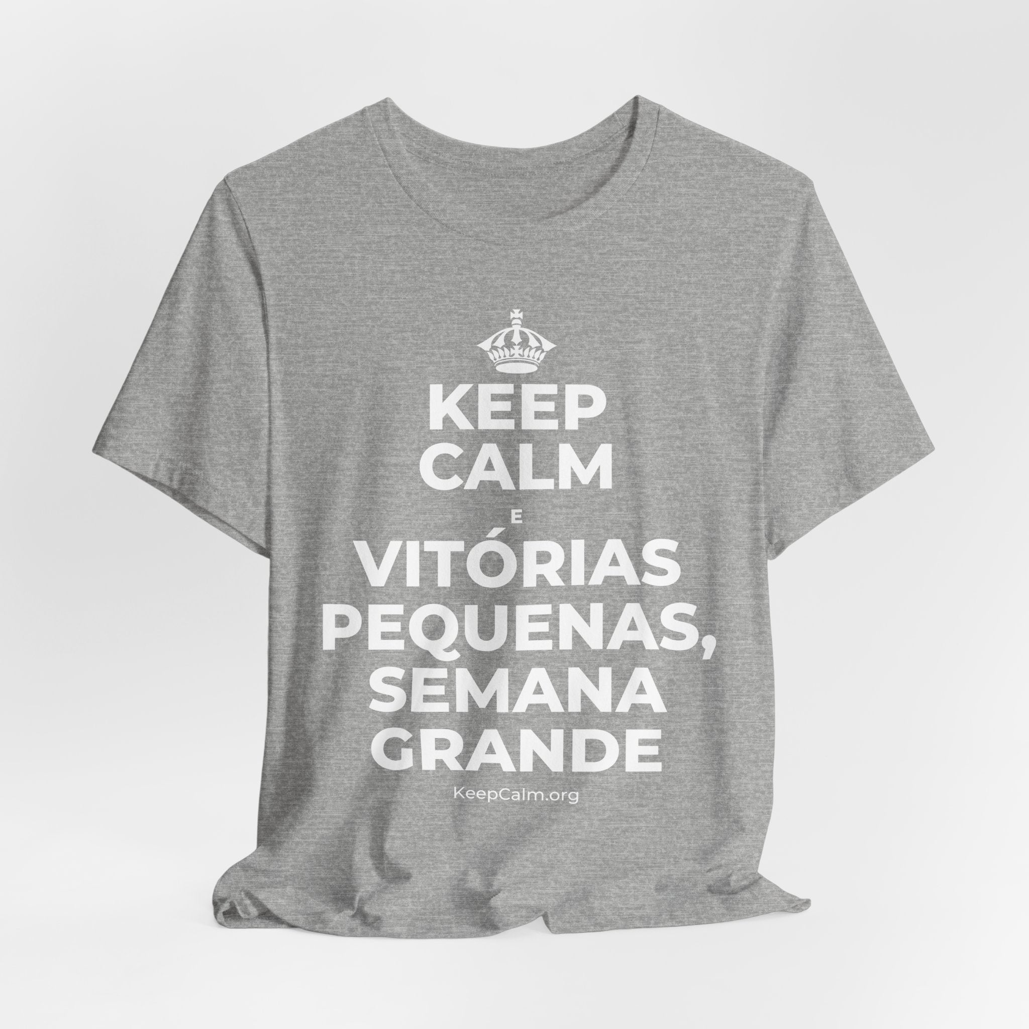 KEEP CALM E VITÓRIAS PEQUENAS, SEMANA GRANDE T-Shirt (White–Asphalt)