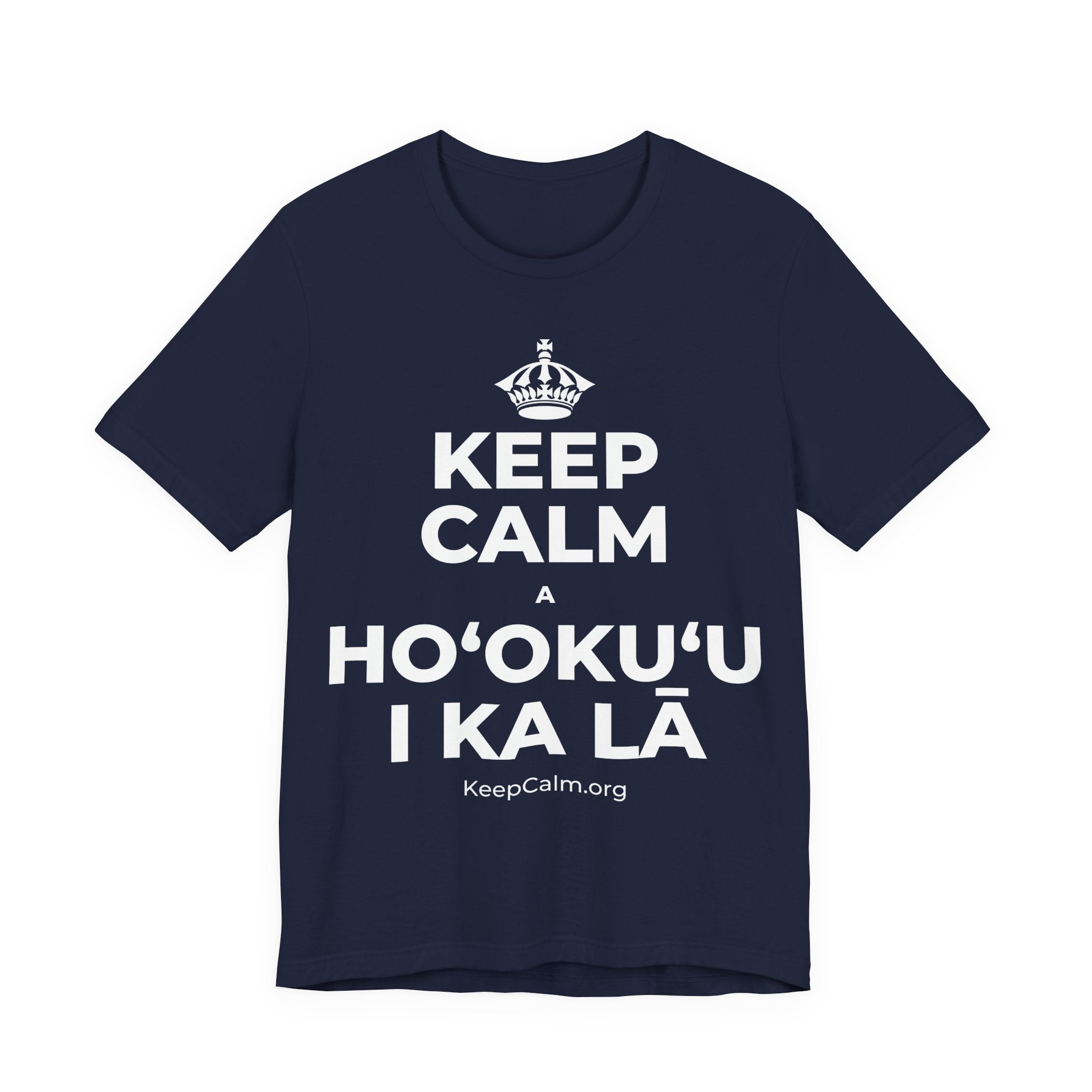 KEEP CALM A HOʻOKUʻU I KA LĀ T-Shirt (White–Asphalt)
