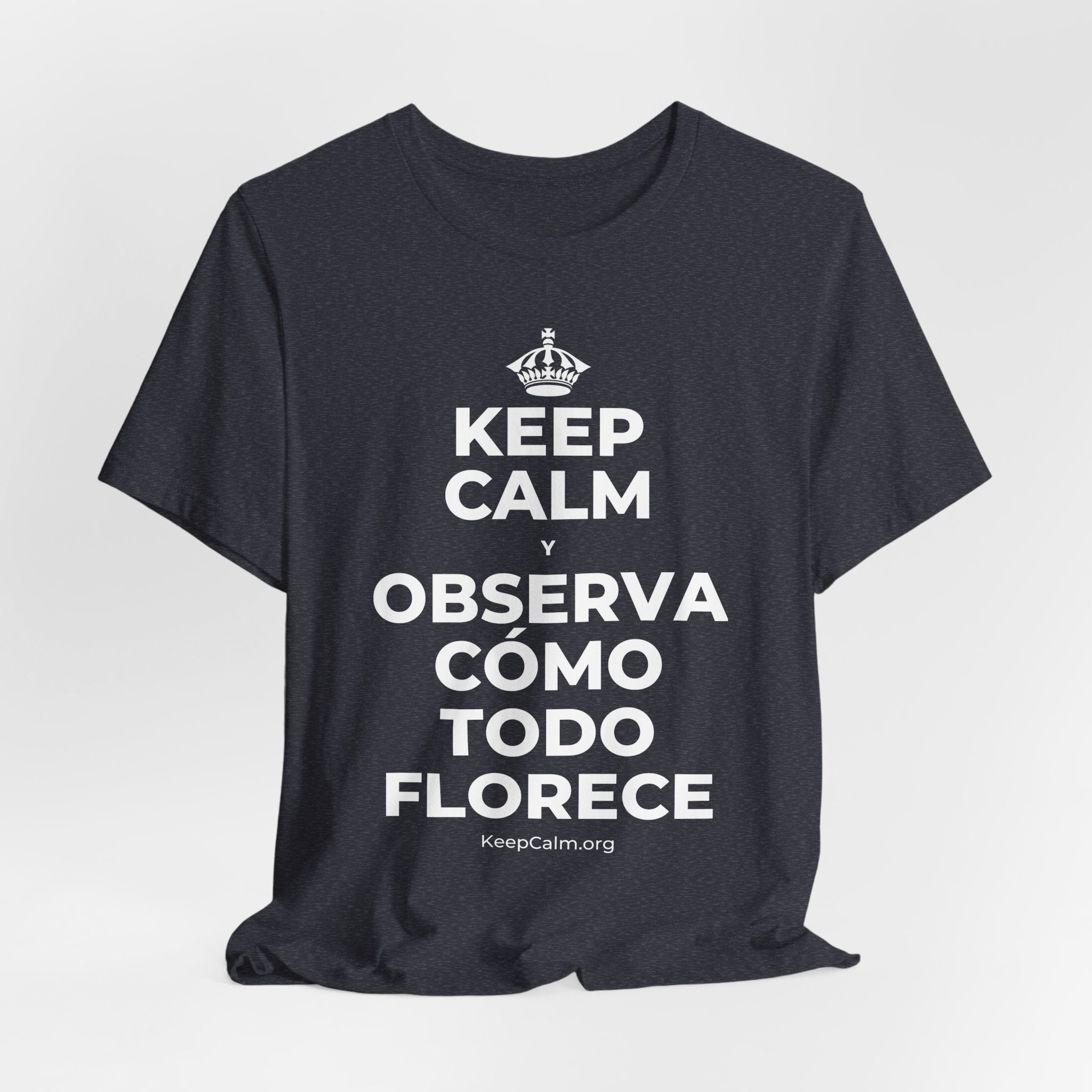 KEEP CALM Y OBSERVA CÓMO TODO FLORECE T-Shirt (White–Asphalt)
