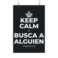 KEEP CALM Y BUSCA A ALGUIEN Satin Poster (Dark)