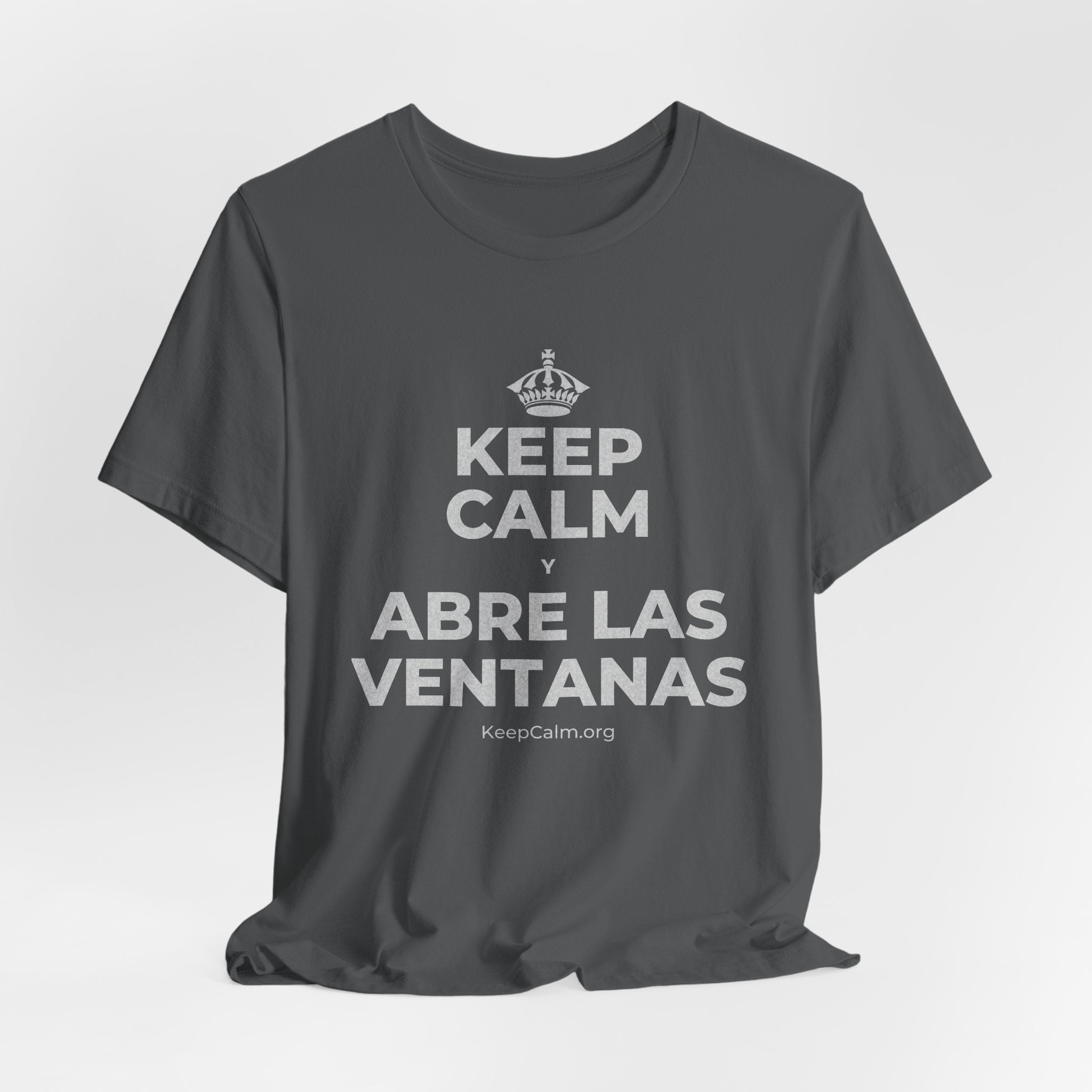 KEEP CALM Y ABRE LAS VENTANAS T-Shirt (White–Asphalt)