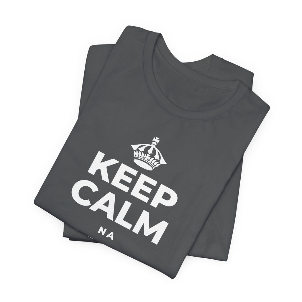 KEEP CALM NA METAMETA KIDOGO T-Shirt (White–Asphalt)