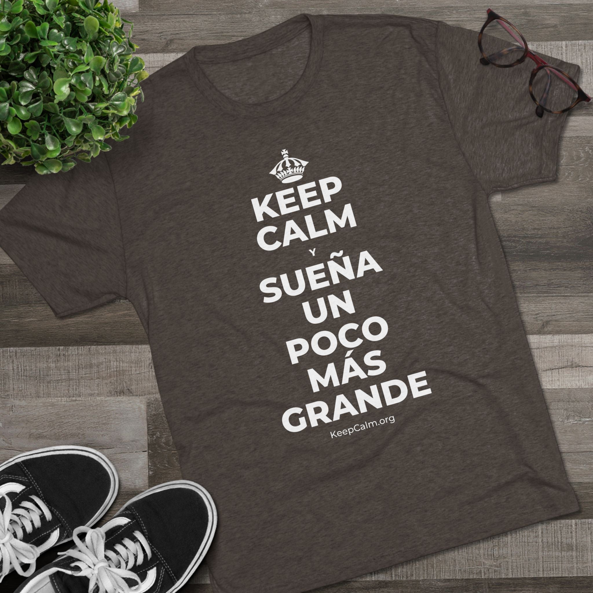KEEP CALM Y SUEÑA UN POCO MÁS GRANDE Tri-Blend Tee