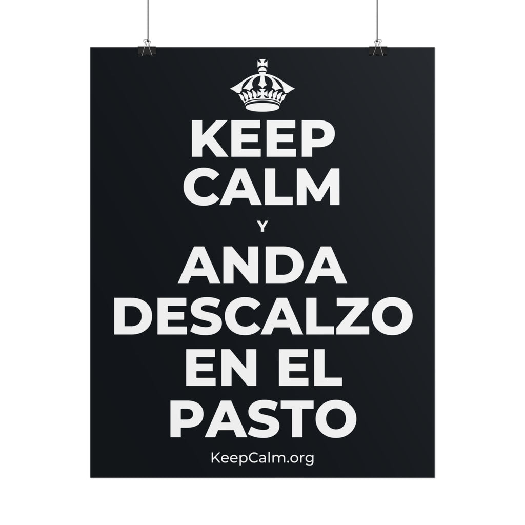KEEP CALM Y ANDA DESCALZO EN EL PASTO Poster (Dark)