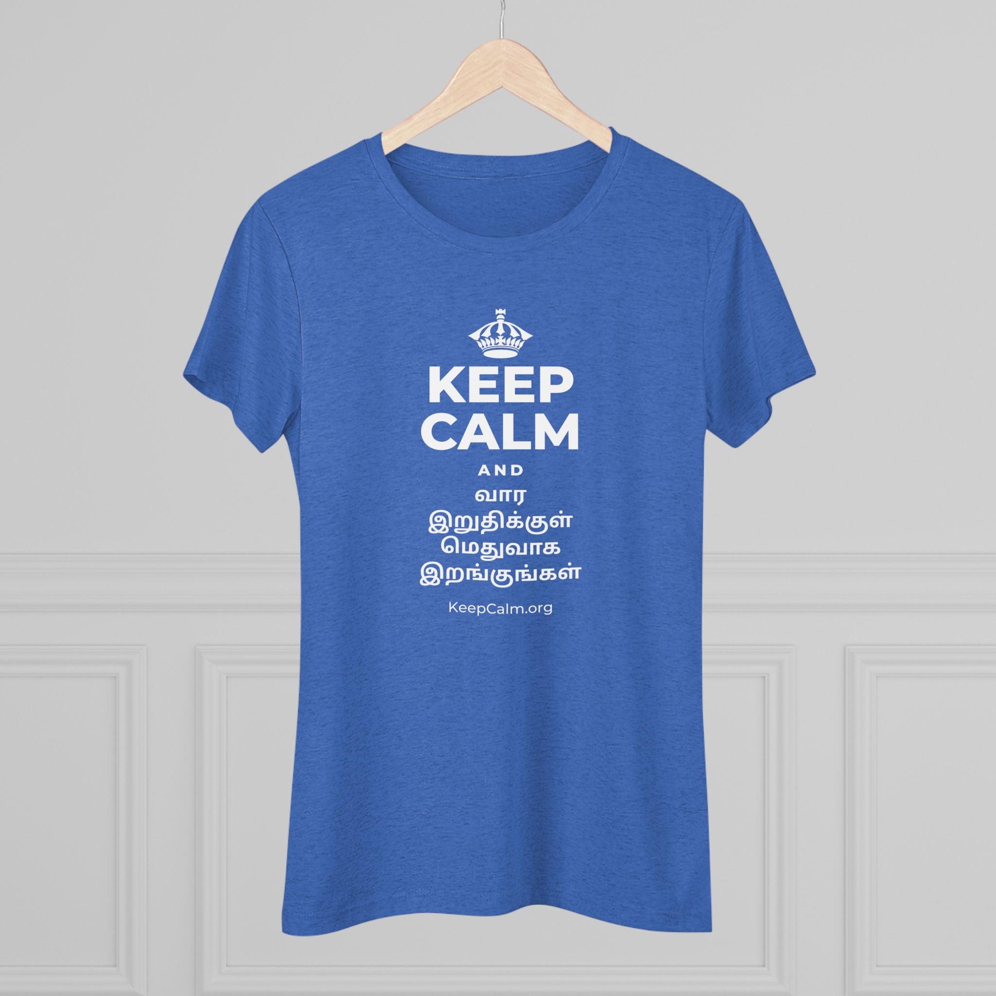 KEEP CALM AND வார இறுதிக்குள் மெதுவாக இறங்குங்கள் Women's Tri-Blend Tee