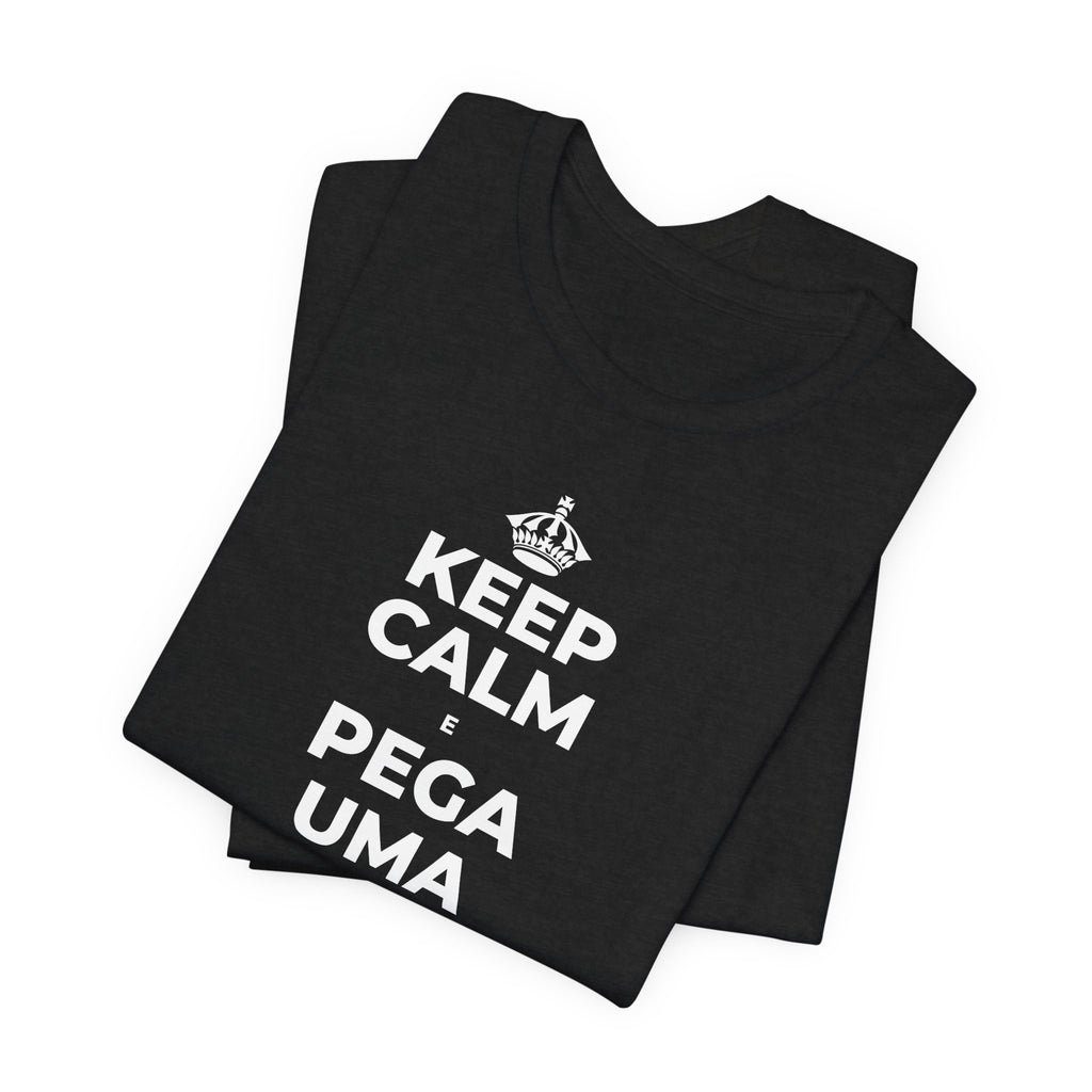 KEEP CALM E PEGA UMA AULA DE CADA VEZ T-Shirt (White–Asphalt)