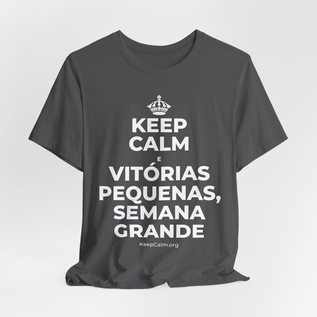 KEEP CALM E VITÓRIAS PEQUENAS, SEMANA GRANDE T-Shirt (White–Asphalt)