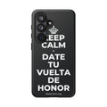 KEEP CALM Y DATE TU VUELTA DE HONOR Phone Case (Dark)