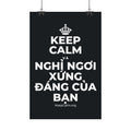 KEEP CALM VÀ NGHỈ NGƠI XỨNG ĐÁNG CỦA BẠN Satin Poster (Dark)