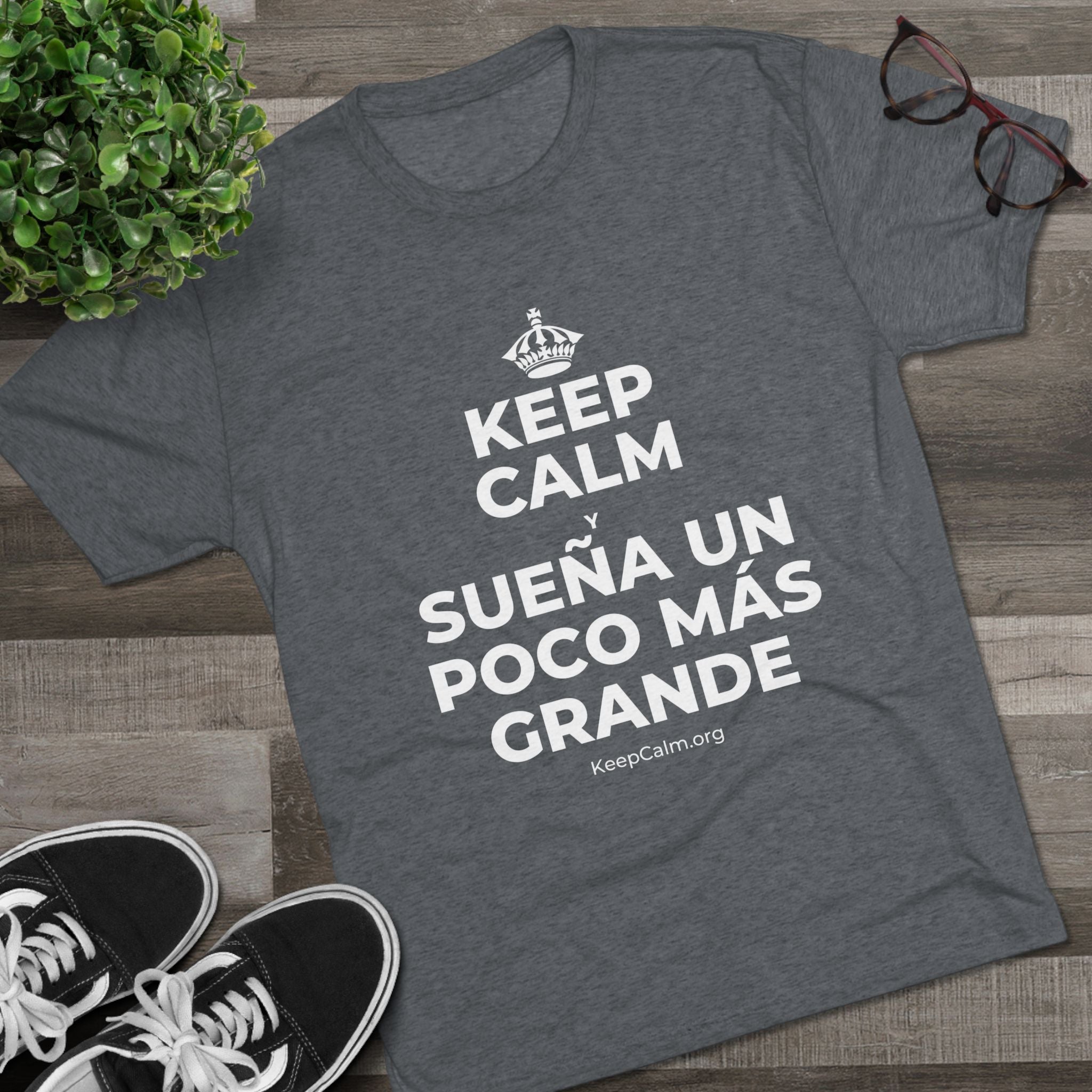KEEP CALM Y SUEÑA UN POCO MÁS GRANDE Tri-Blend Tee