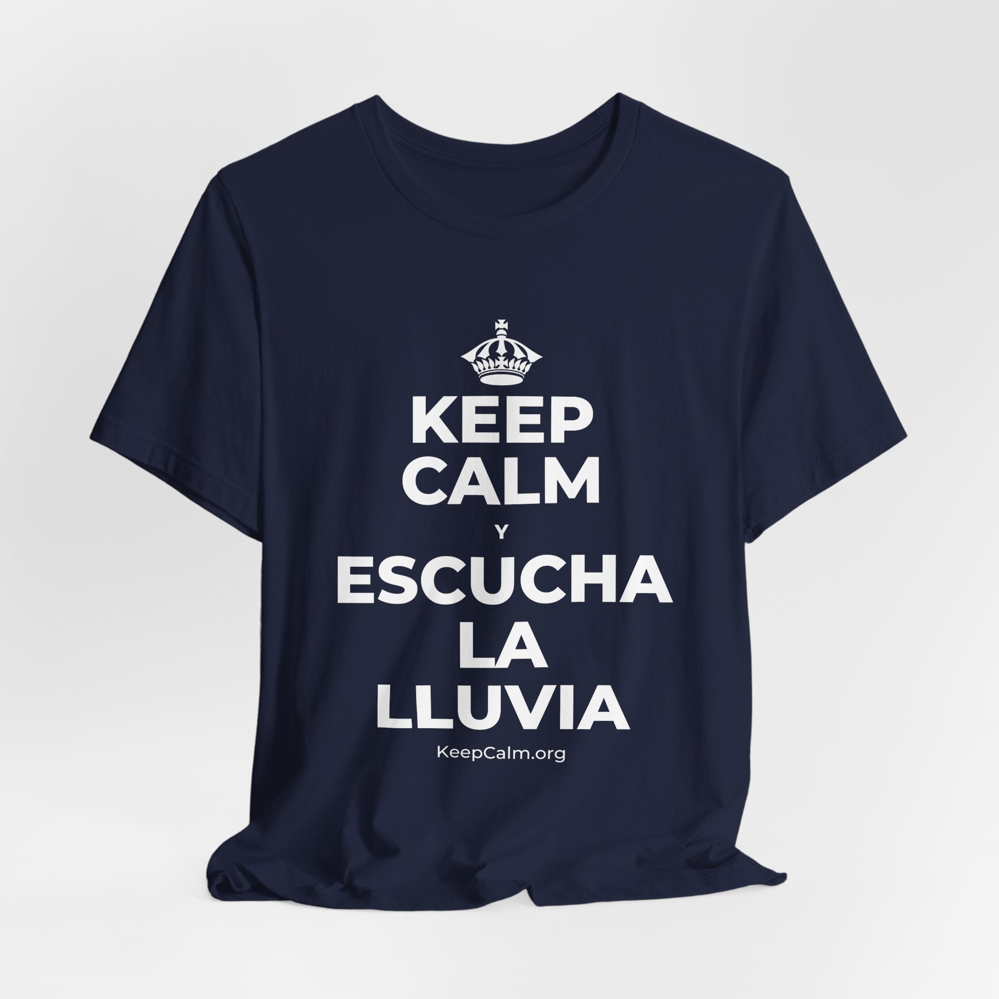 KEEP CALM Y ESCUCHA LA LLUVIA T-Shirt (White–Asphalt)