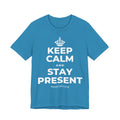 KEEP CALM AND STAY PRESENT T-Shirt (White–Asphalt)