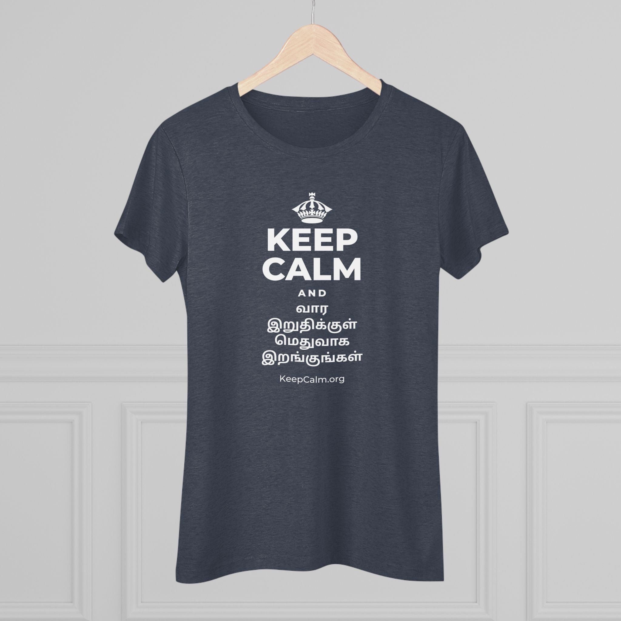 KEEP CALM AND வார இறுதிக்குள் மெதுவாக இறங்குங்கள் Women's Tri-Blend Tee