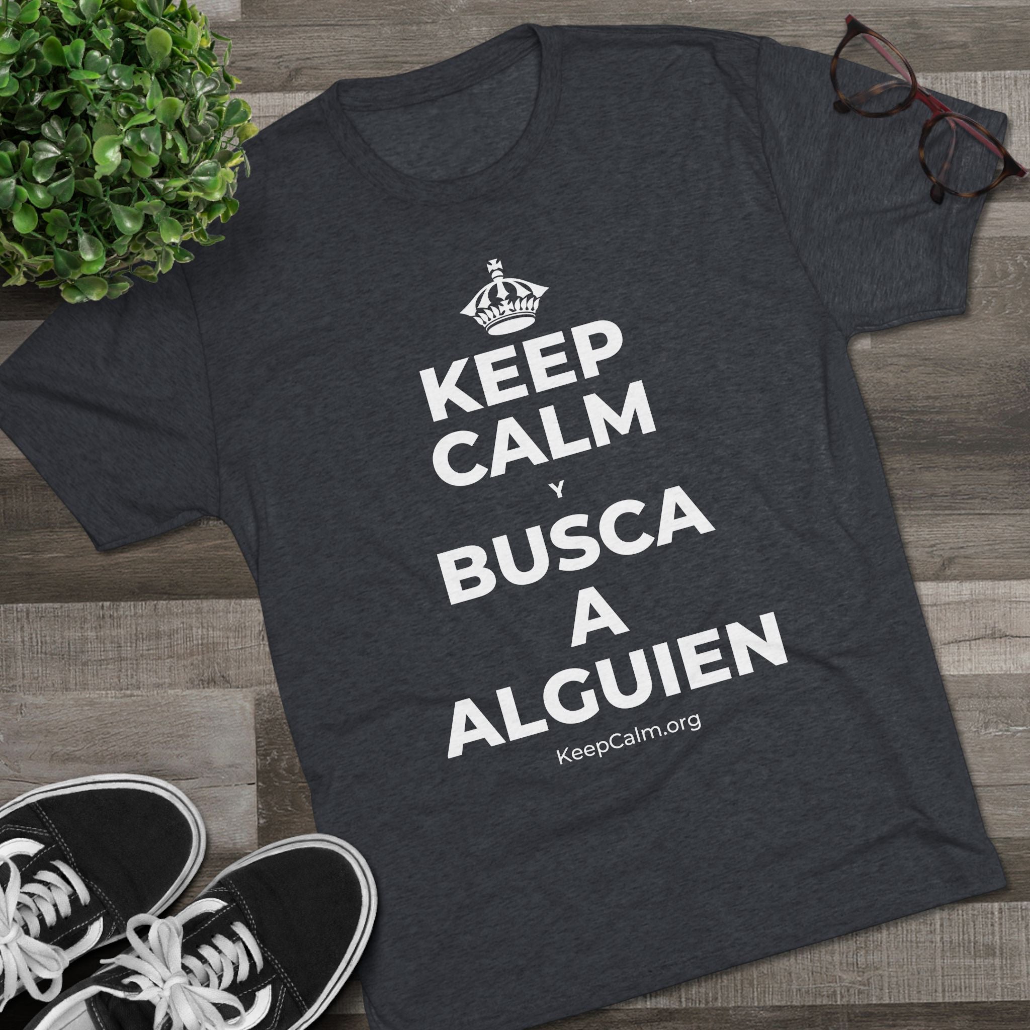 KEEP CALM Y BUSCA A ALGUIEN Tri-Blend Tee