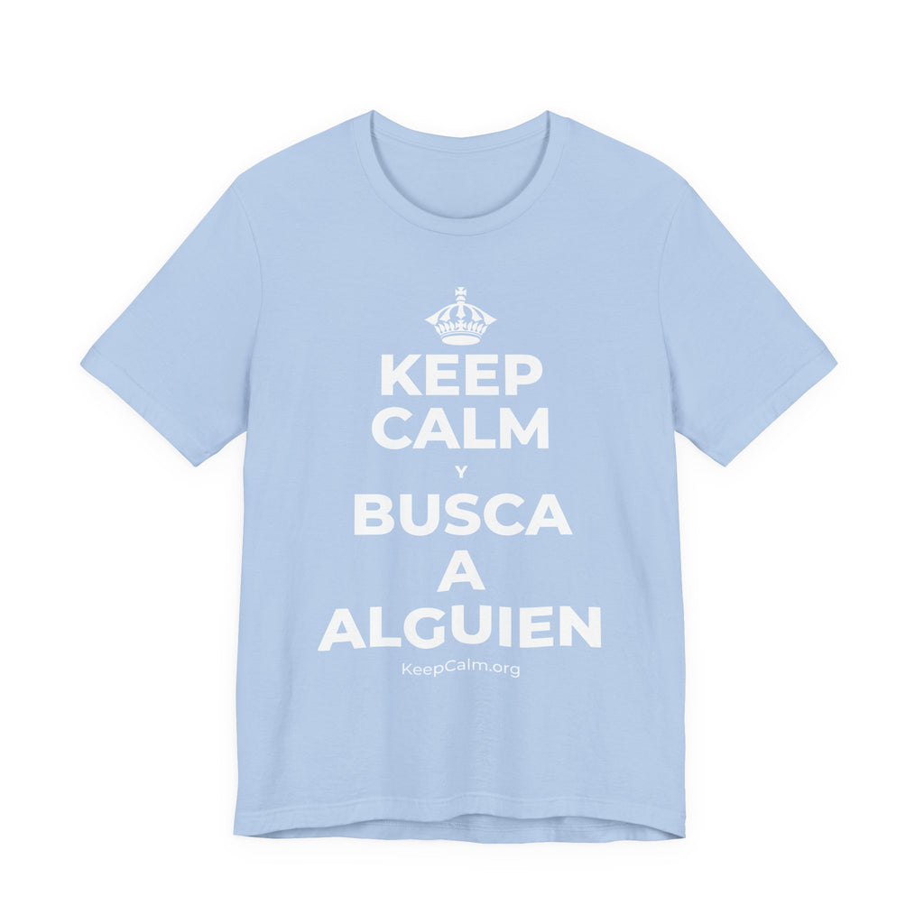 KEEP CALM Y BUSCA A ALGUIEN T-Shirt (Baby Blue–Silver)
