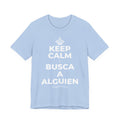KEEP CALM Y BUSCA A ALGUIEN T-Shirt (Baby Blue–Silver)