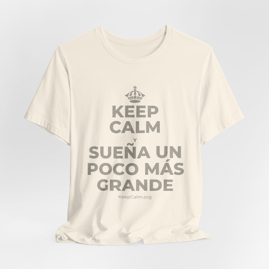 KEEP CALM Y SUEÑA UN POCO MÁS GRANDE T-Shirt (White–Asphalt)