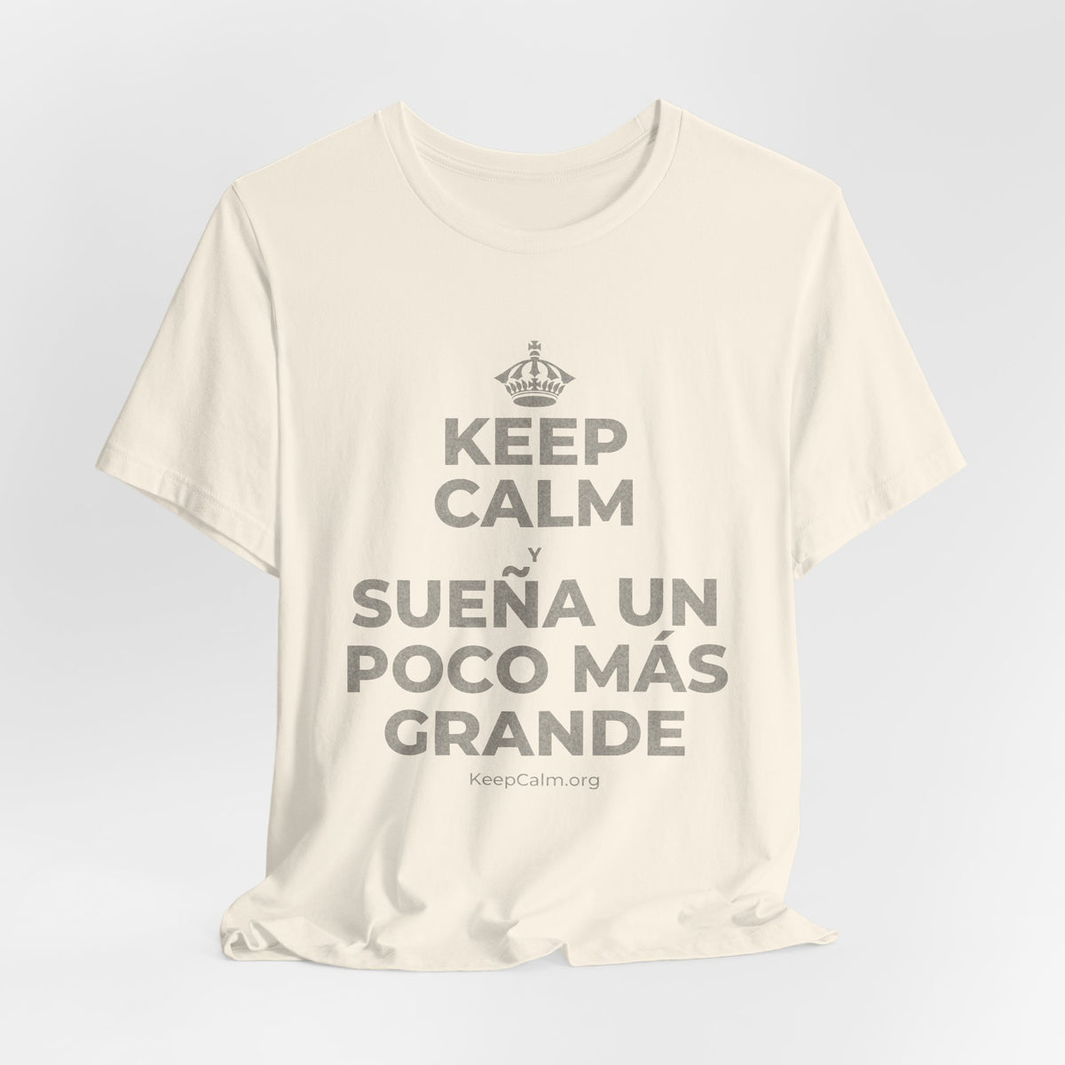 KEEP CALM Y SUEÑA UN POCO MÁS GRANDE T-Shirt (White–Asphalt)