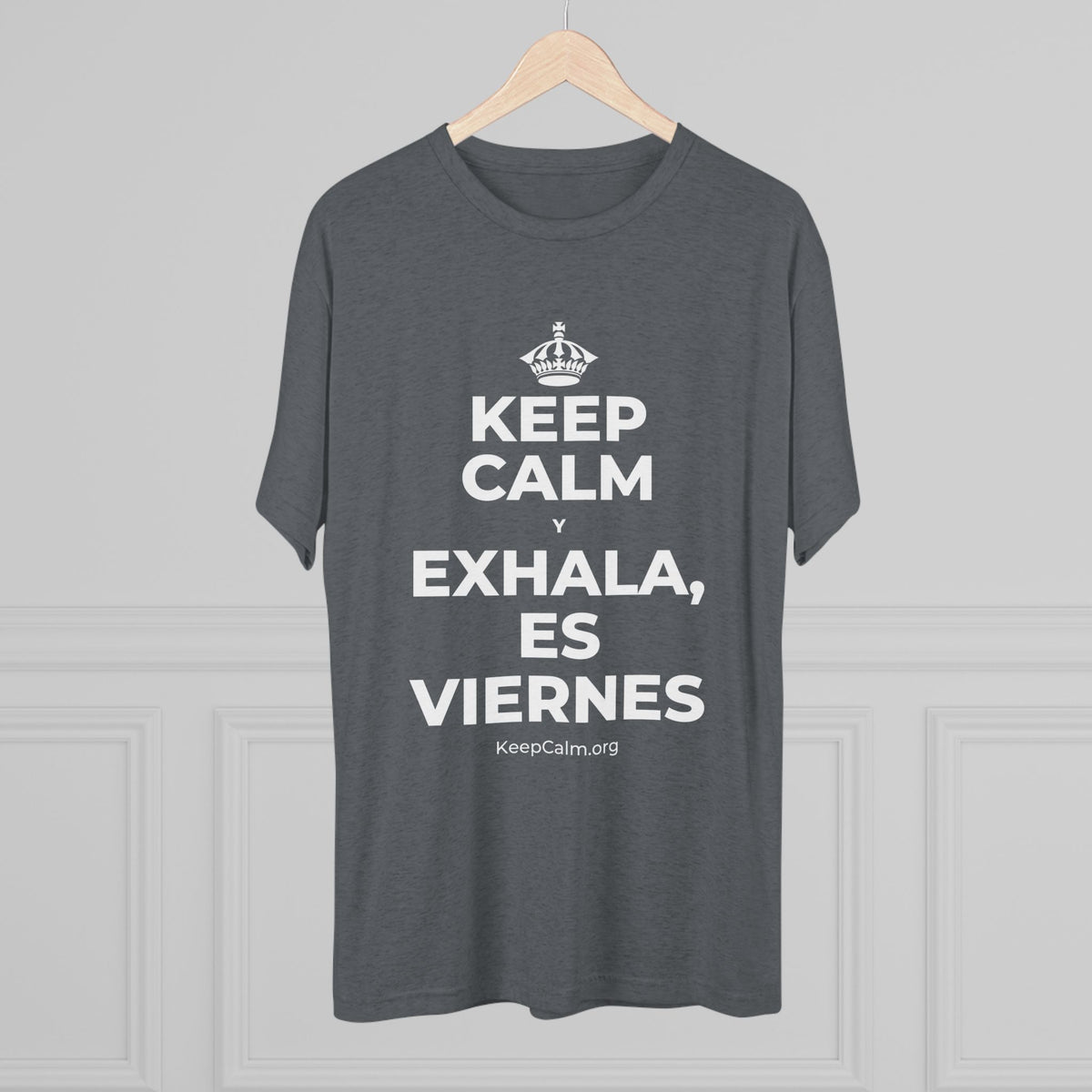 KEEP CALM Y EXHALA, ES VIERNES Tri-Blend Tee