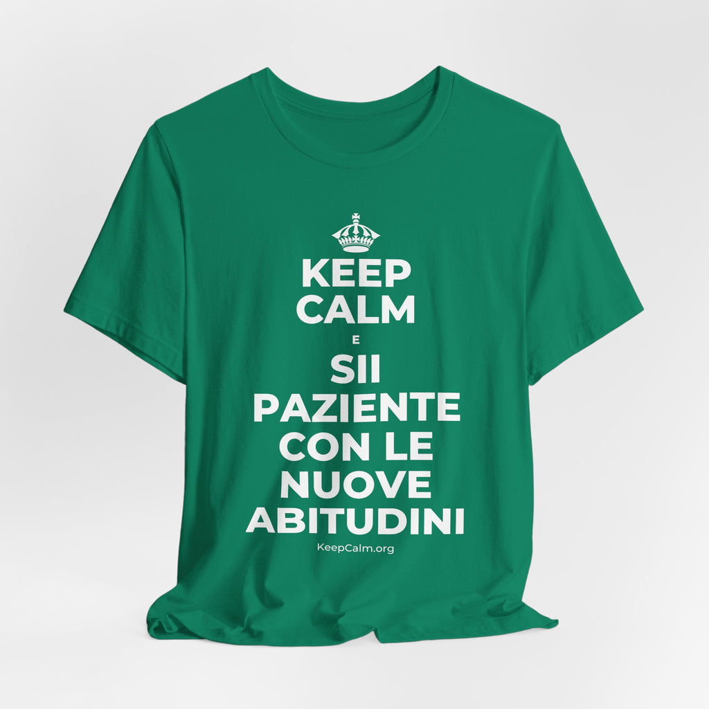 KEEP CALM E SII PAZIENTE CON LE NUOVE ABITUDINI T-Shirt (White–Asphalt)