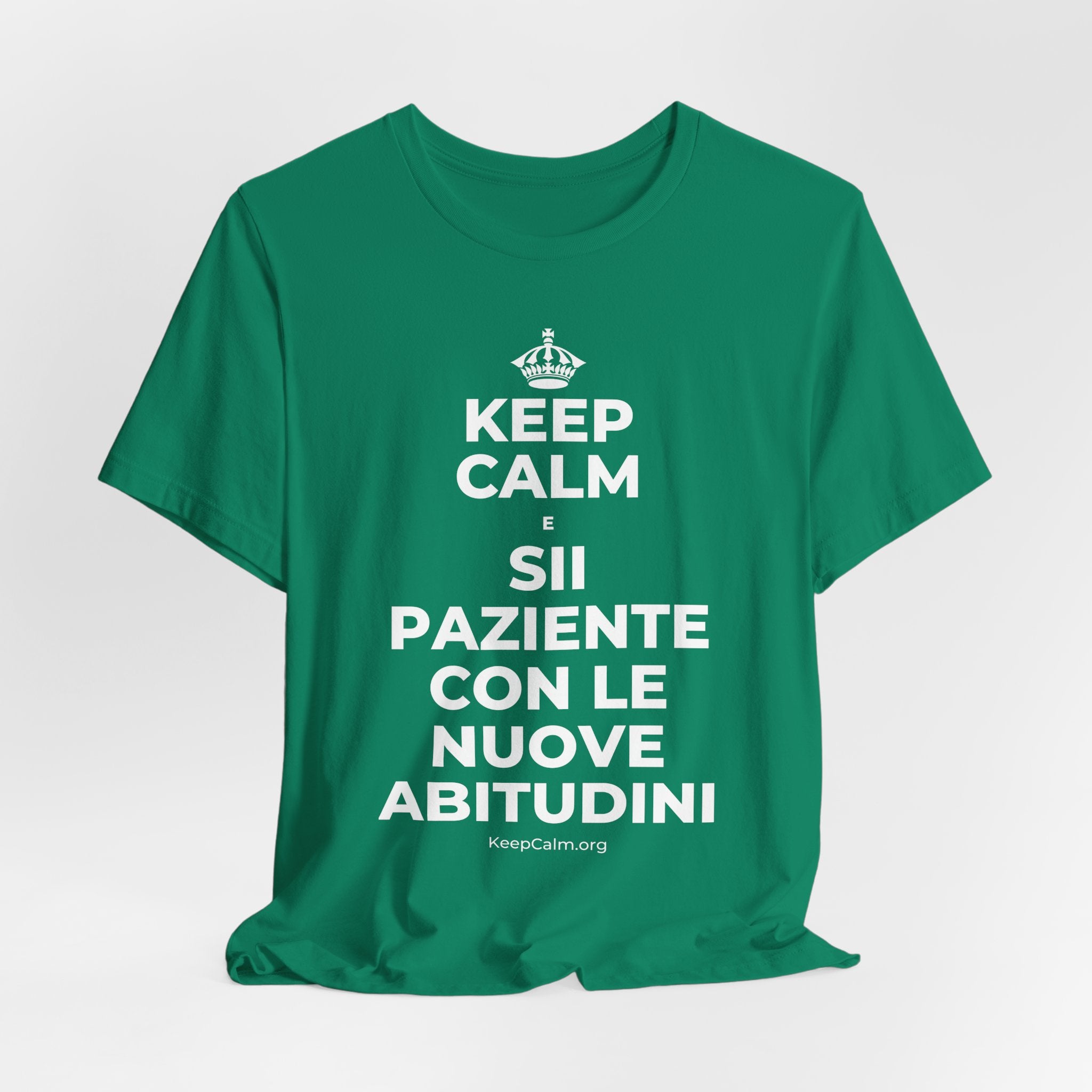 KEEP CALM E SII PAZIENTE CON LE NUOVE ABITUDINI T-Shirt (White–Asphalt)