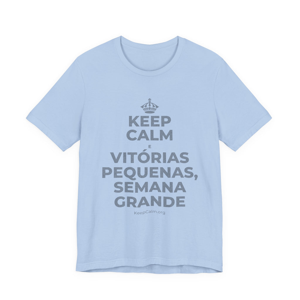KEEP CALM E VITÓRIAS PEQUENAS, SEMANA GRANDE T-Shirt (Baby Blue–Silver)