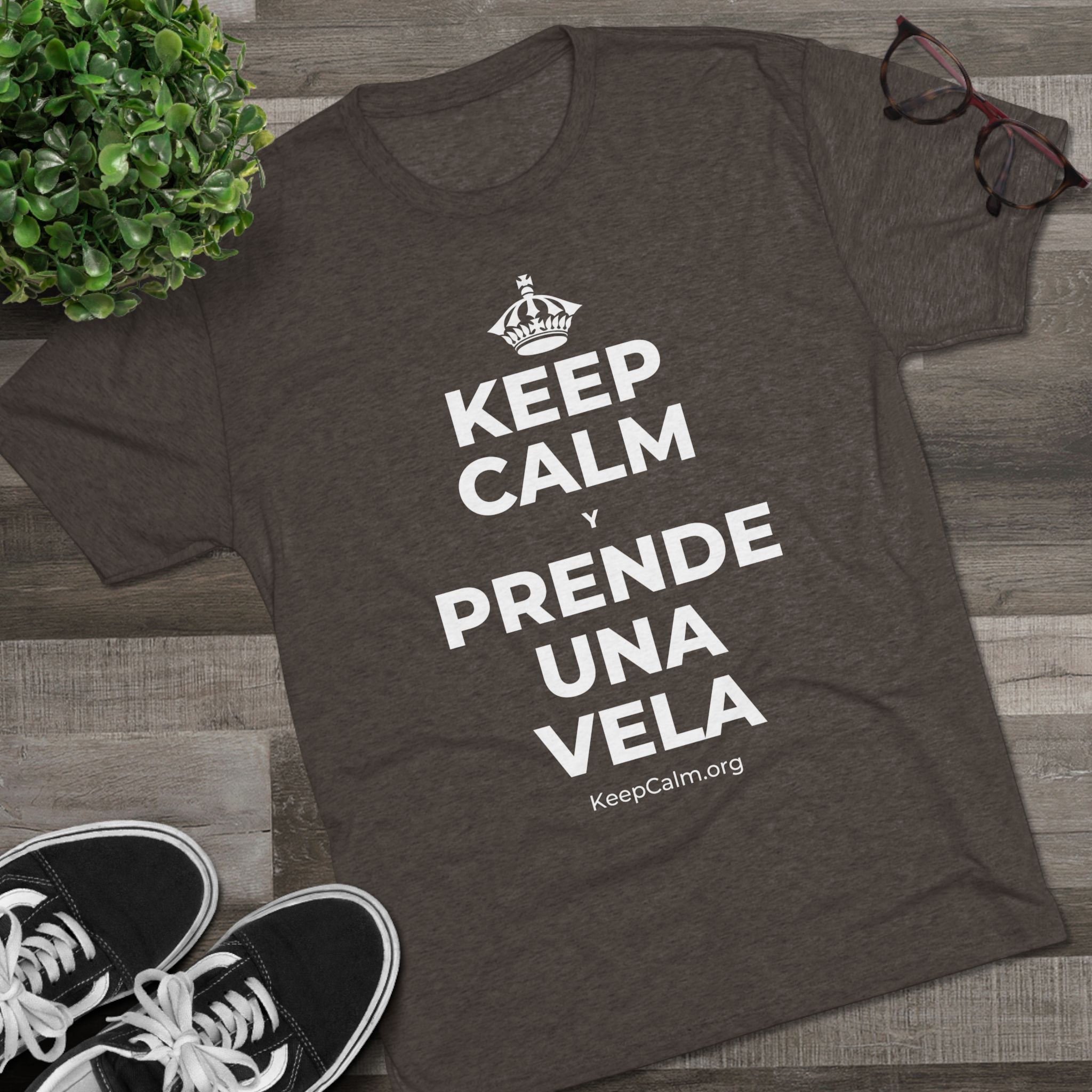 KEEP CALM Y PRENDE UNA VELA Tri-Blend Tee