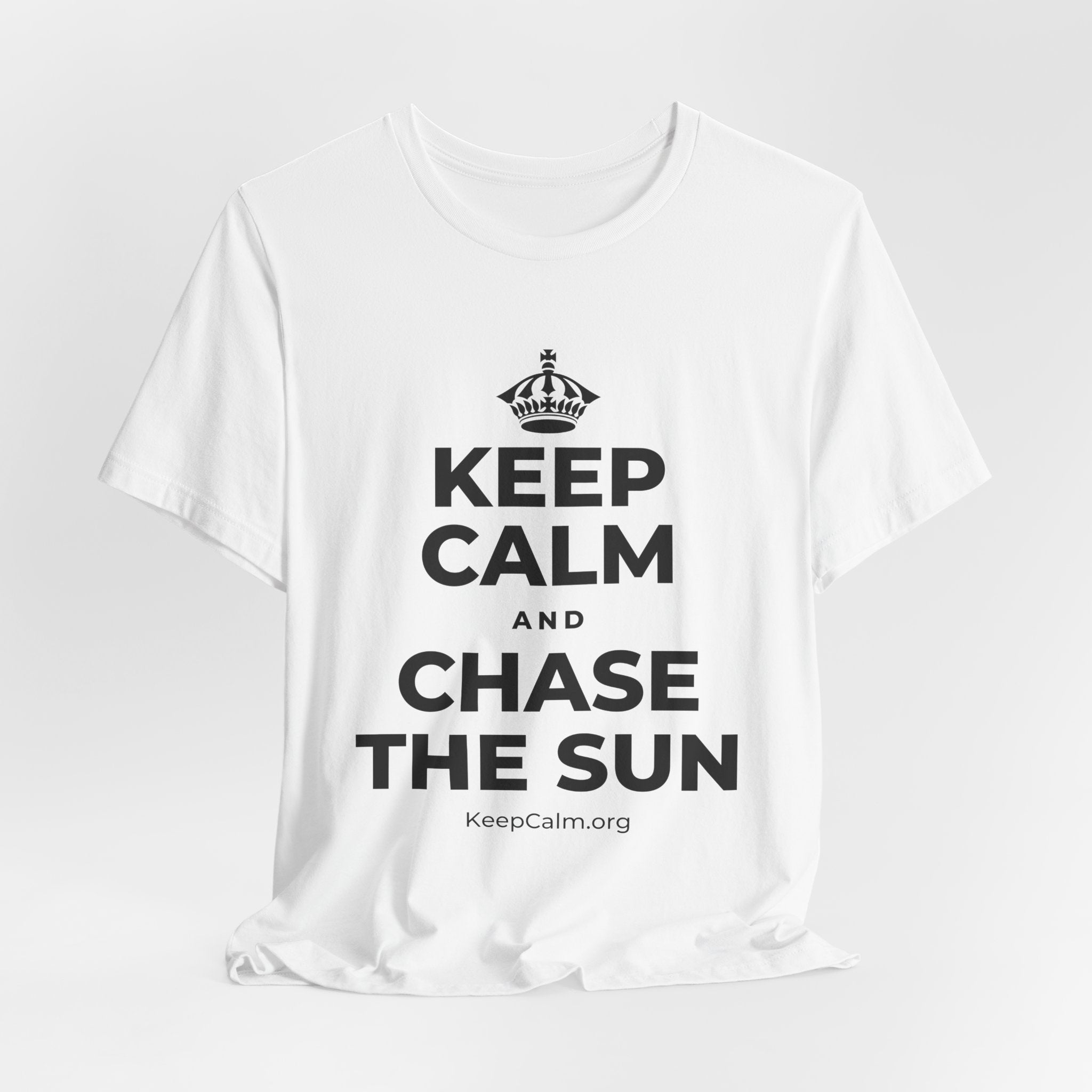 KEEP CALM AND CHASE THE SUN T-Shirt (White–Asphalt)