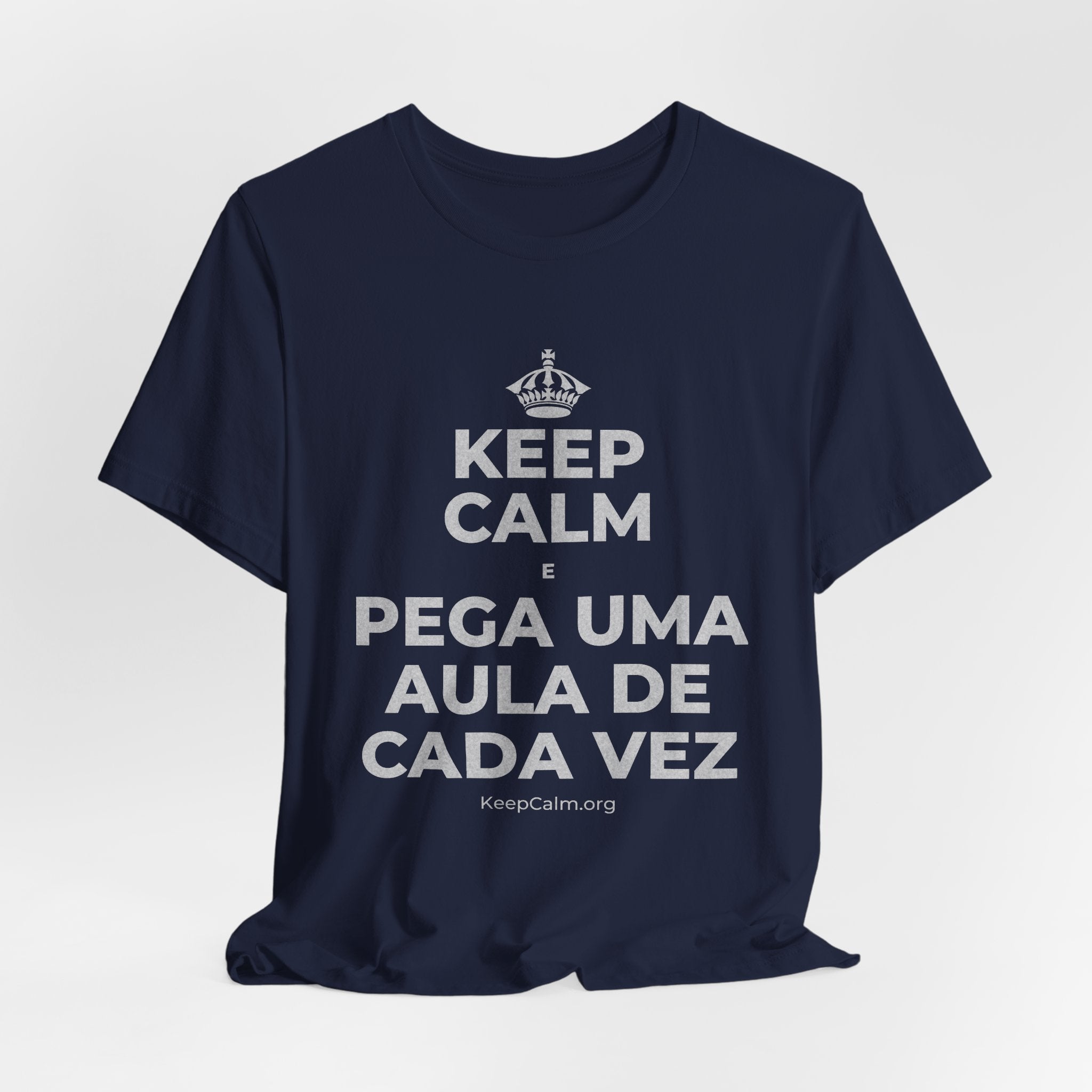 KEEP CALM E PEGA UMA AULA DE CADA VEZ T-Shirt (White–Asphalt)