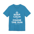 KEEP CALM AND CHASE THE SUN T-Shirt (White–Asphalt)