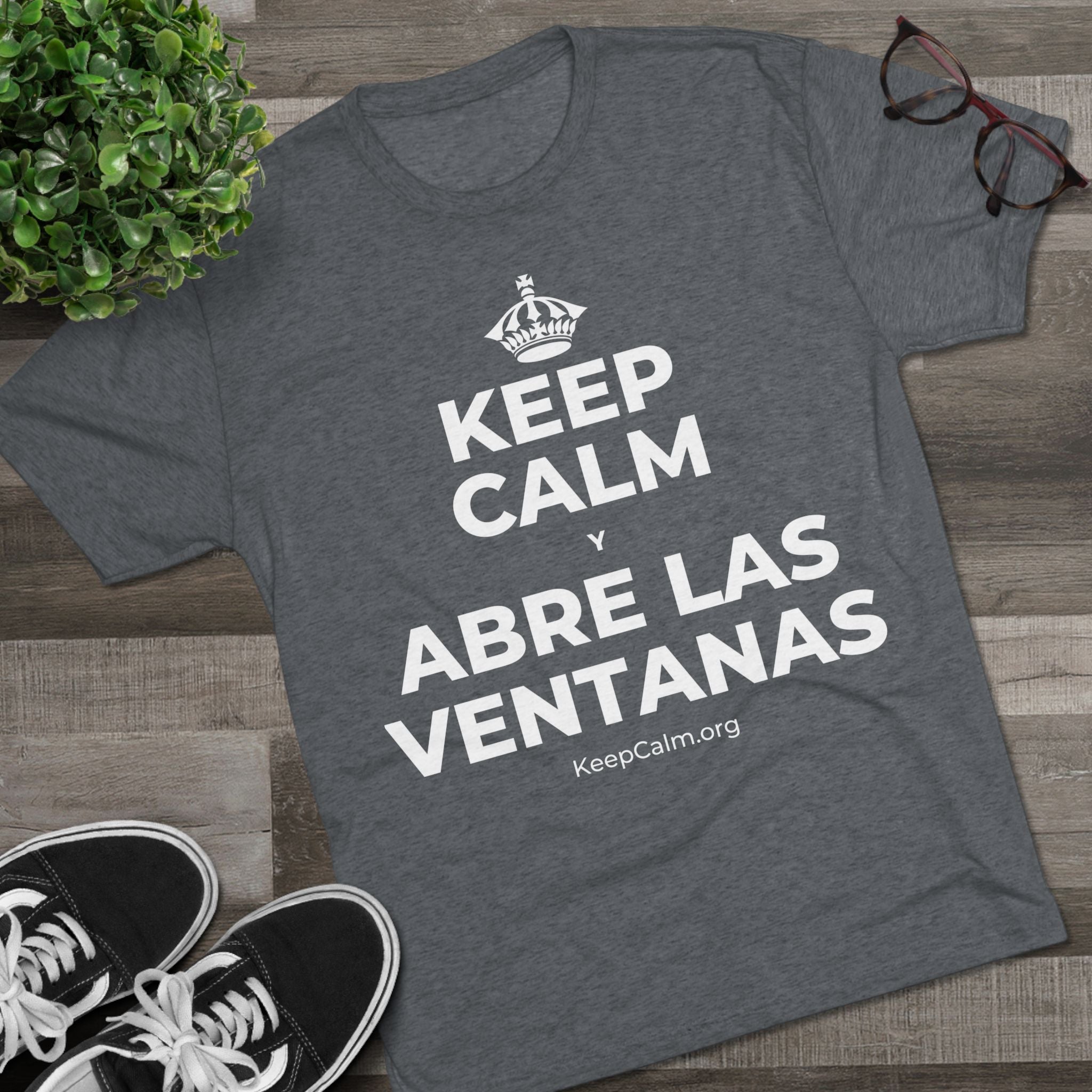 KEEP CALM Y ABRE LAS VENTANAS Tri-Blend Tee