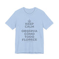 KEEP CALM Y OBSERVA CÓMO TODO FLORECE T-Shirt (Baby Blue–Silver)