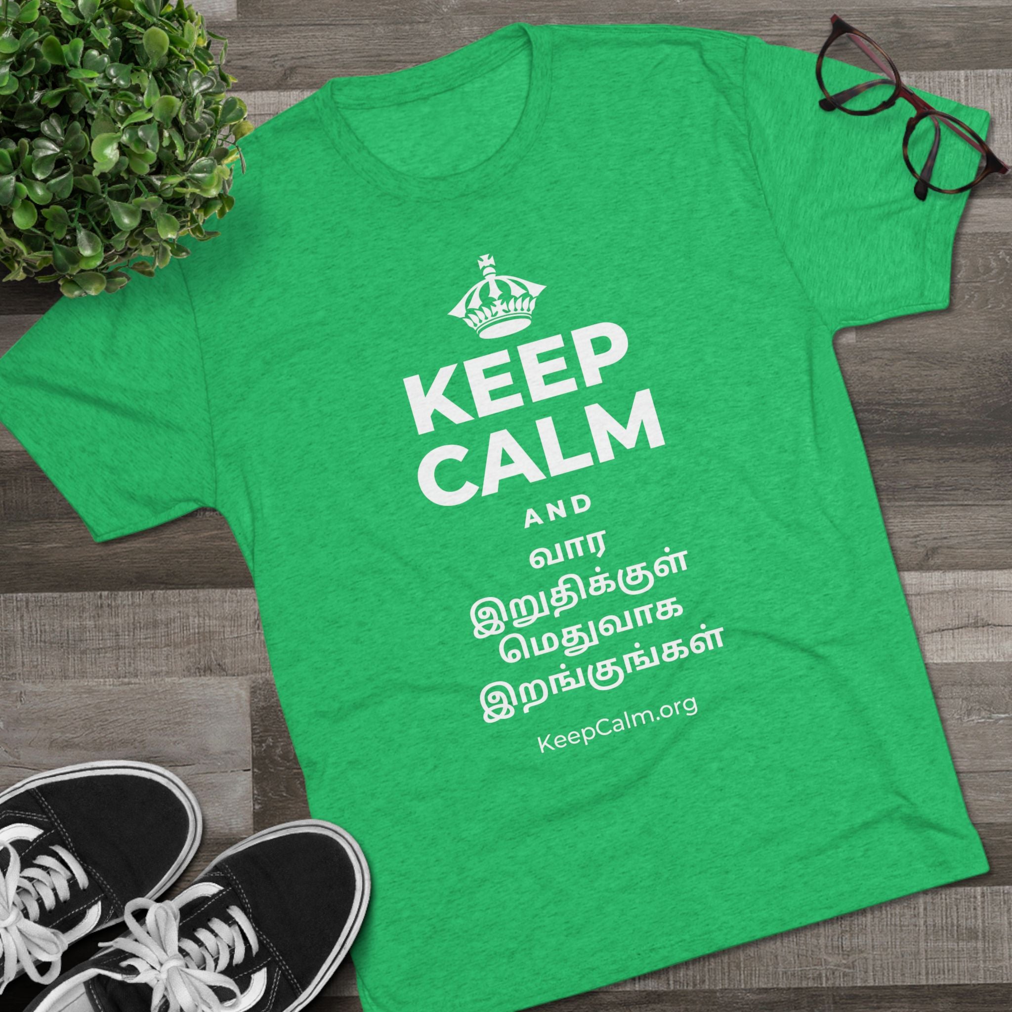 KEEP CALM AND வார இறுதிக்குள் மெதுவாக இறங்குங்கள் Tri-Blend Tee