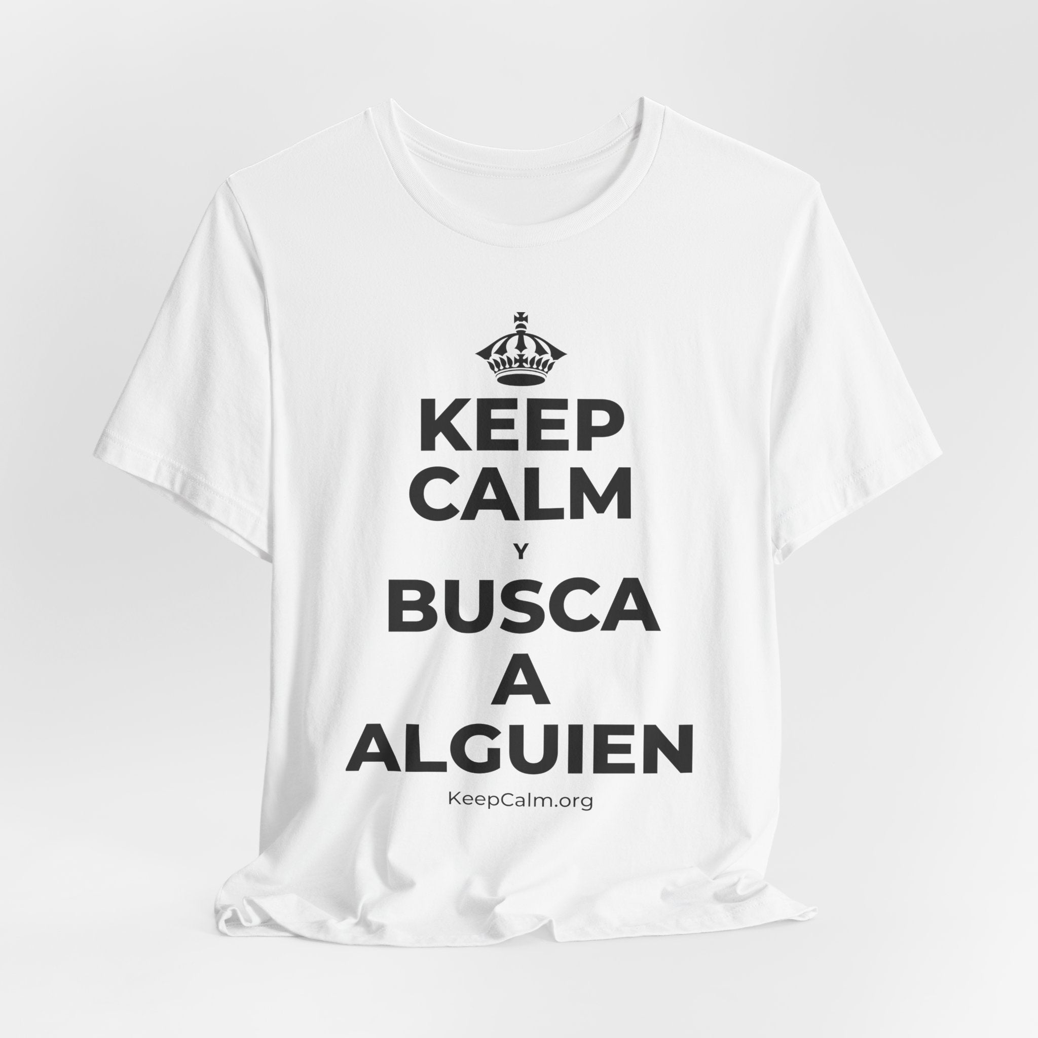 KEEP CALM Y BUSCA A ALGUIEN T-Shirt (White–Asphalt)