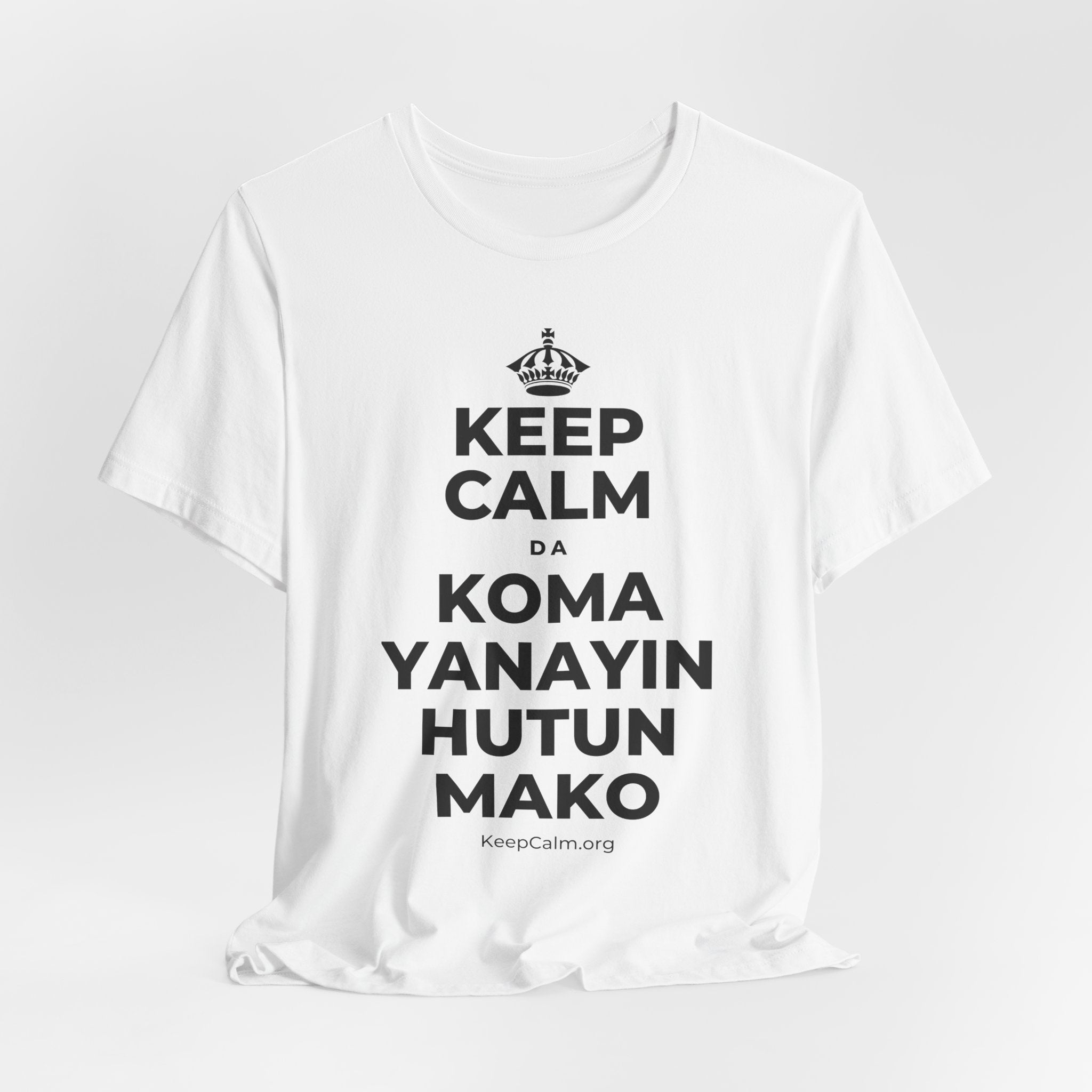 KEEP CALM DA KOMA YANAYIN HUTUN MAKO T-Shirt (White–Asphalt)