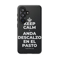KEEP CALM Y ANDA DESCALZO EN EL PASTO Phone Case (Dark)