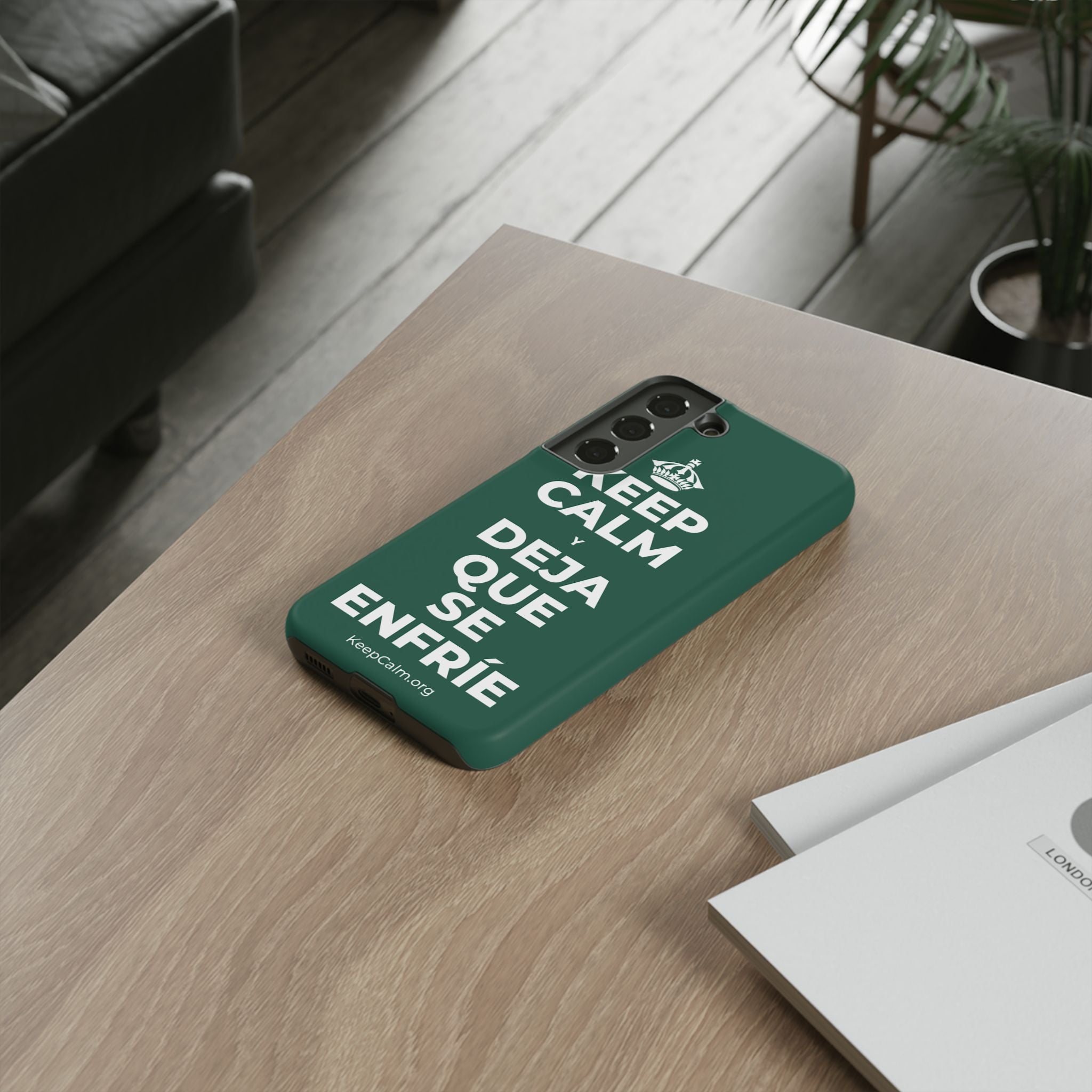 KEEP CALM Y DEJA QUE SE ENFRÍE Phone Case