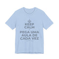 KEEP CALM E PEGA UMA AULA DE CADA VEZ T-Shirt (Baby Blue–Silver)